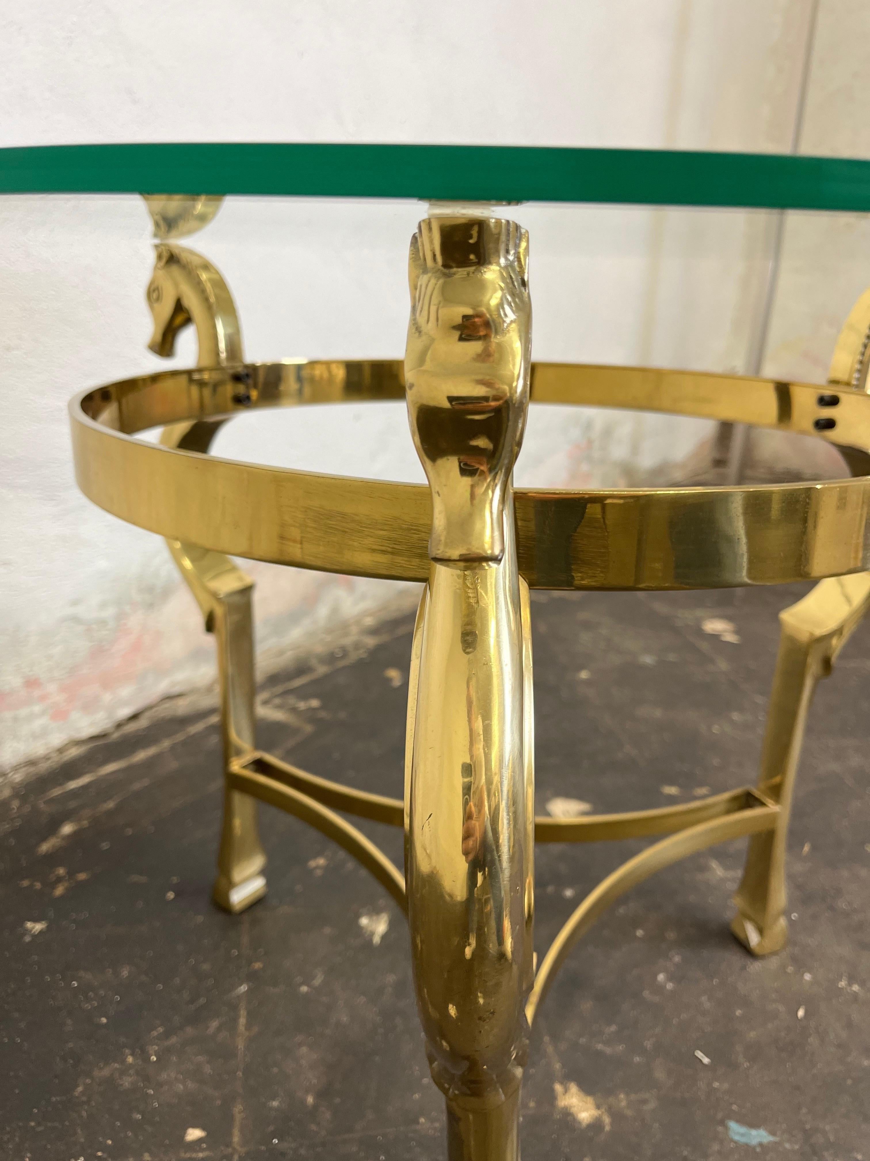 20ième siècle Table d'appoint en laiton Pieds de sabot Têtes de cheval Base Plateau en verre en vente