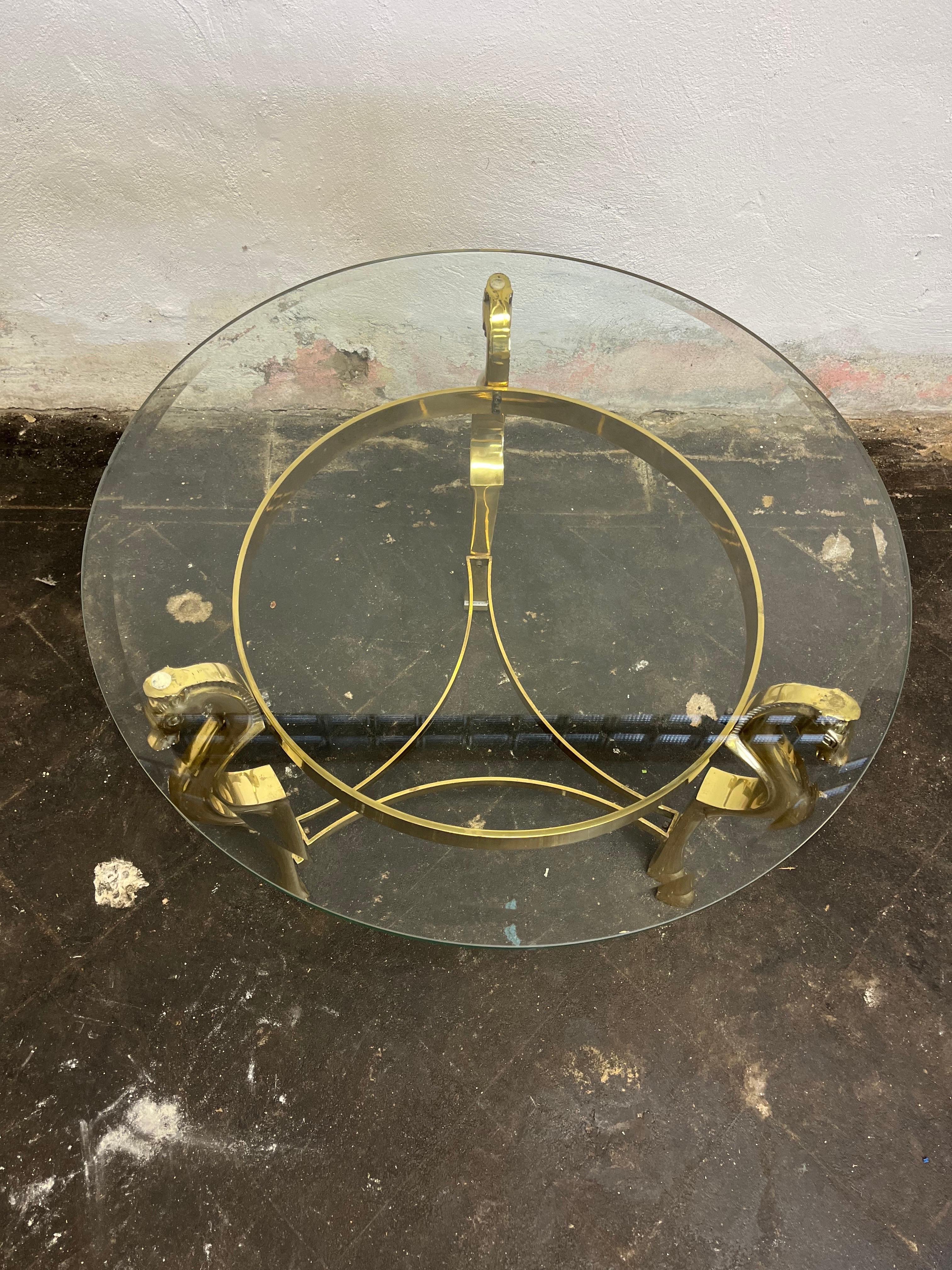 Table d'appoint en laiton Pieds de sabot Têtes de cheval Base Plateau en verre en vente 1