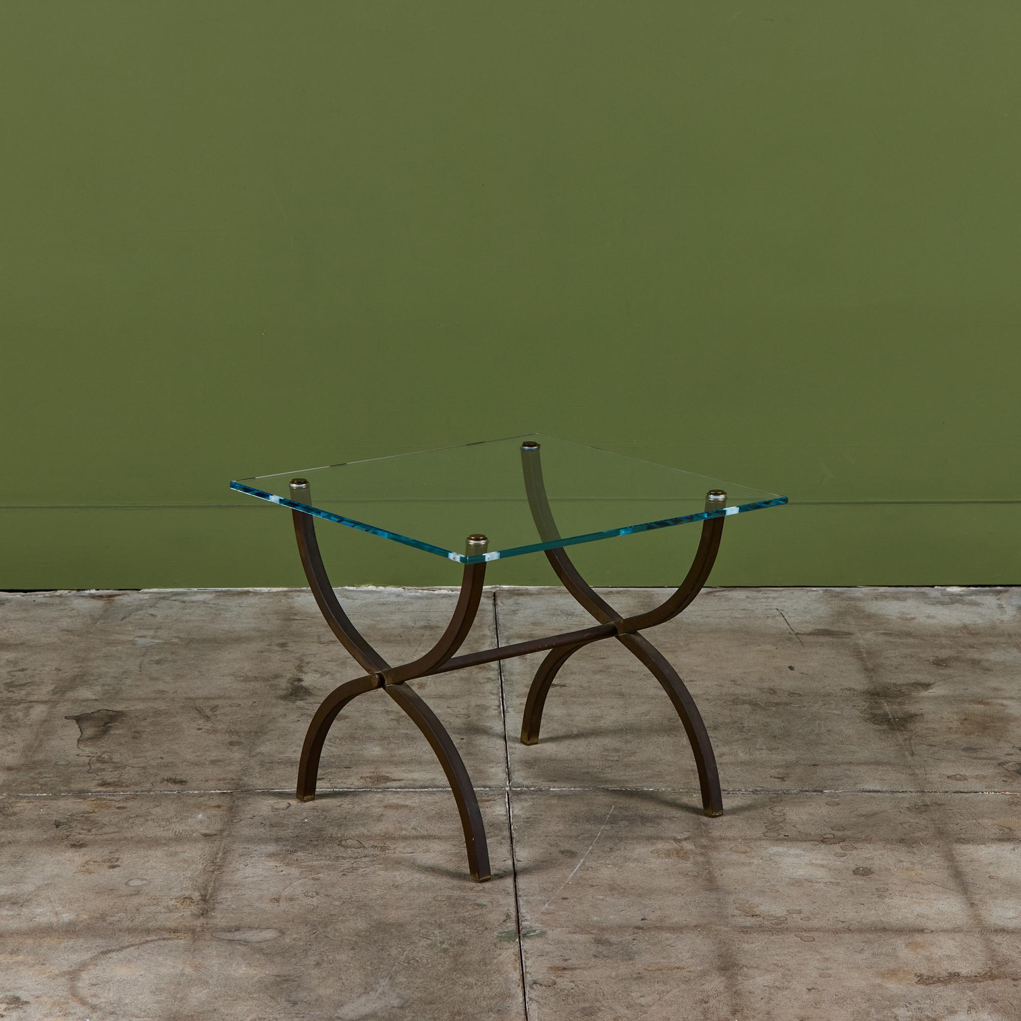 Tavolino in ottone con gamba curva e piano in vetro quadrato nello stile della Maison Jansen. Il tavolo ha quattro gambe e una struttura a specchio con piano in vetro.

Dimensioni
20
