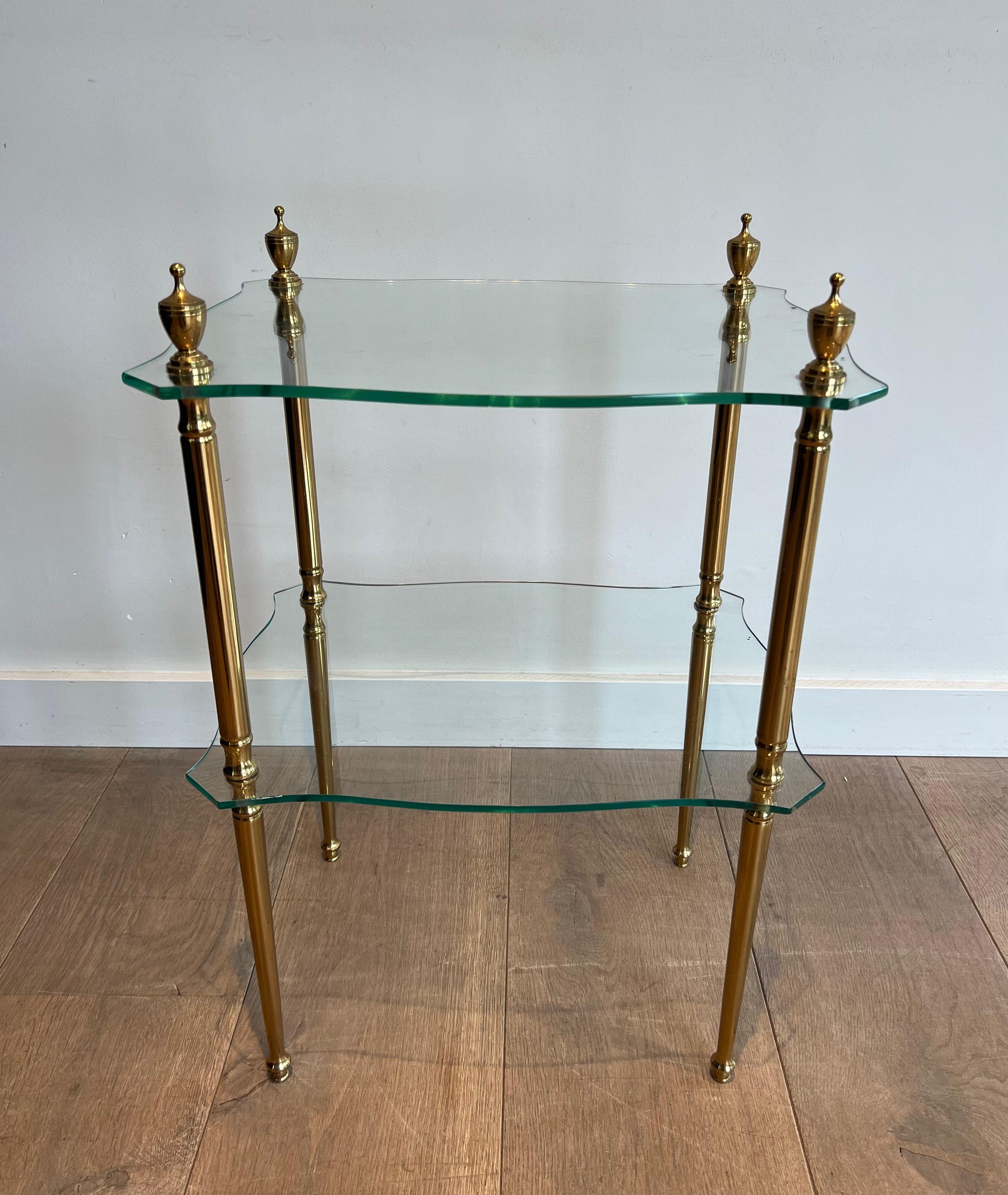 Beistelltisch aus Messing mit 2 Glasablagen. Französisches Werk, Maison Jansen, um 1940 (Mitte des 20. Jahrhunderts) im Angebot