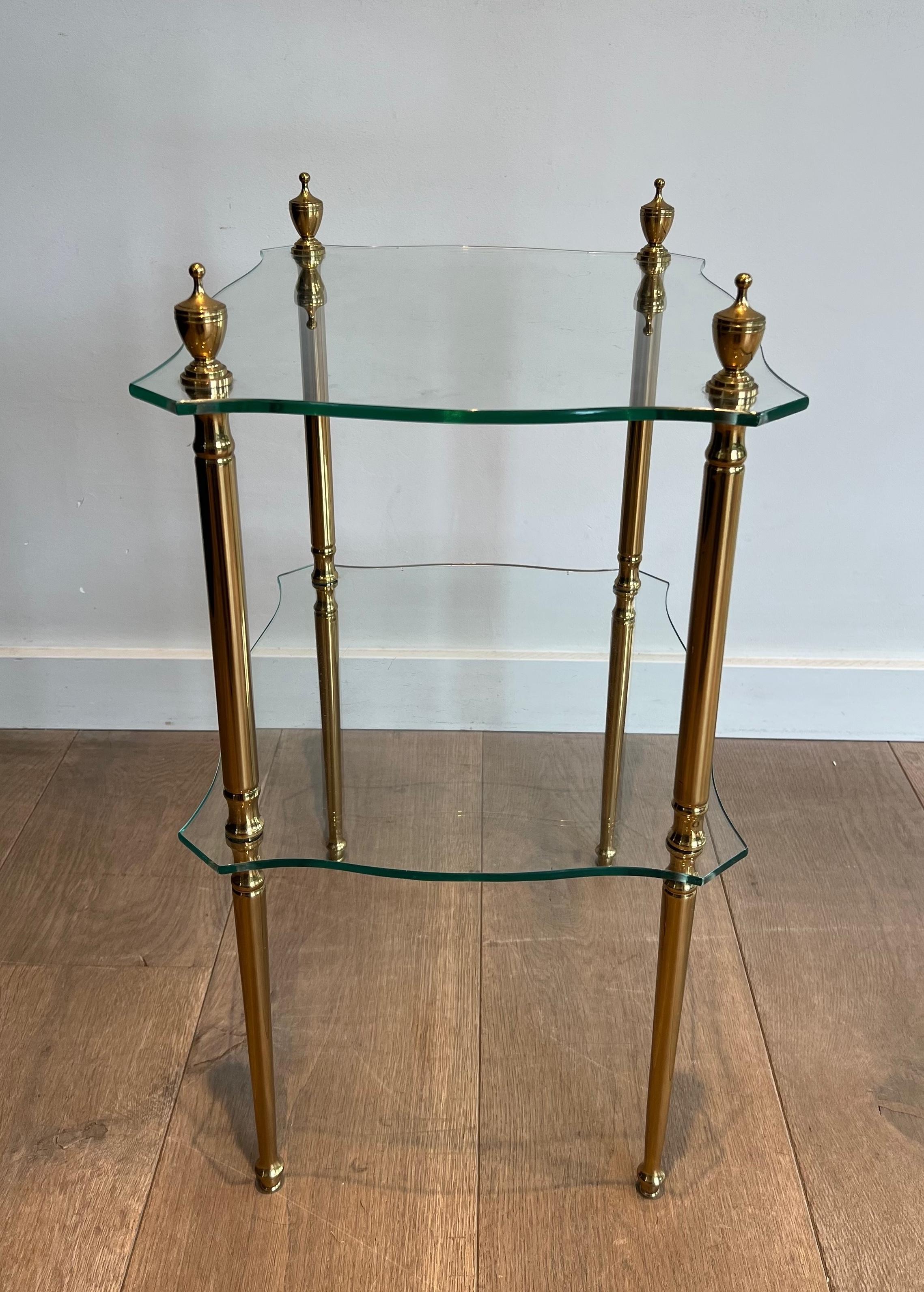 Beistelltisch aus Messing mit 2 Glasablagen. Französisches Werk, Maison Jansen, um 1940 im Angebot 1