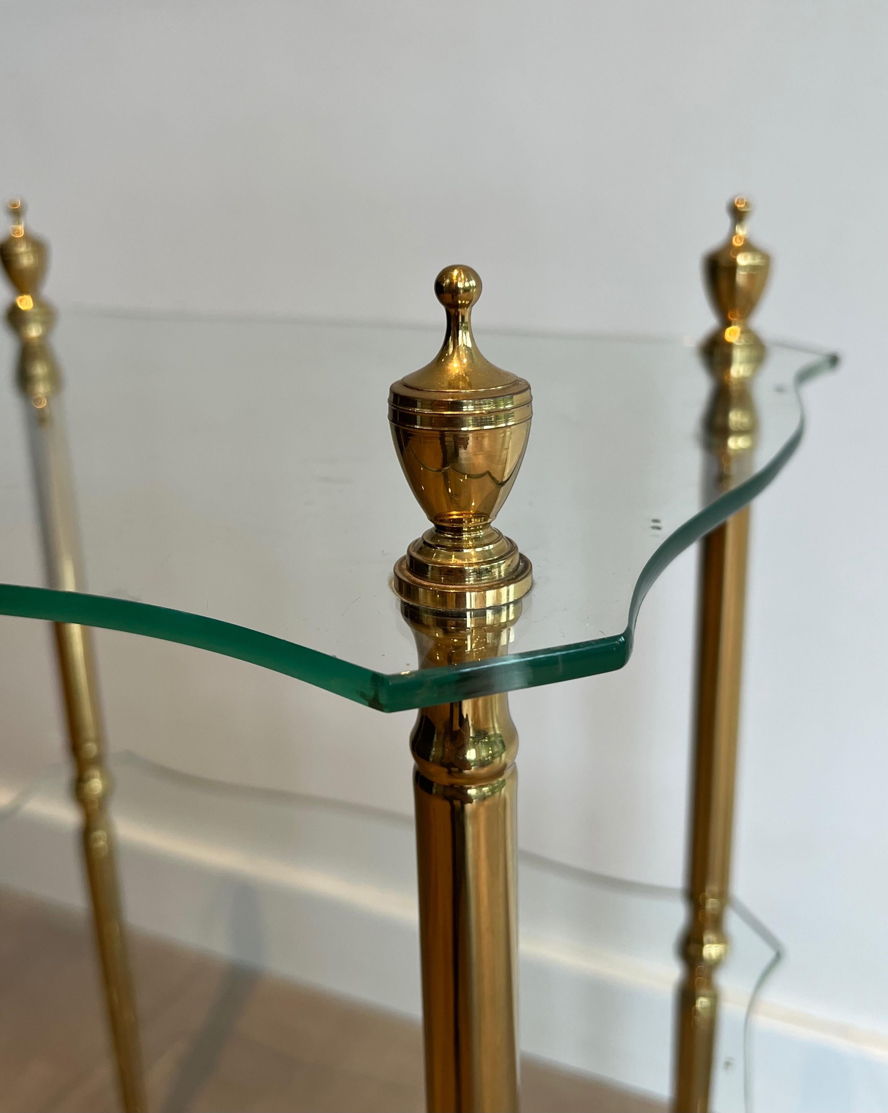 Beistelltisch aus Messing mit 2 Glasablagen. Französisches Werk, Maison Jansen, um 1940 im Angebot 3