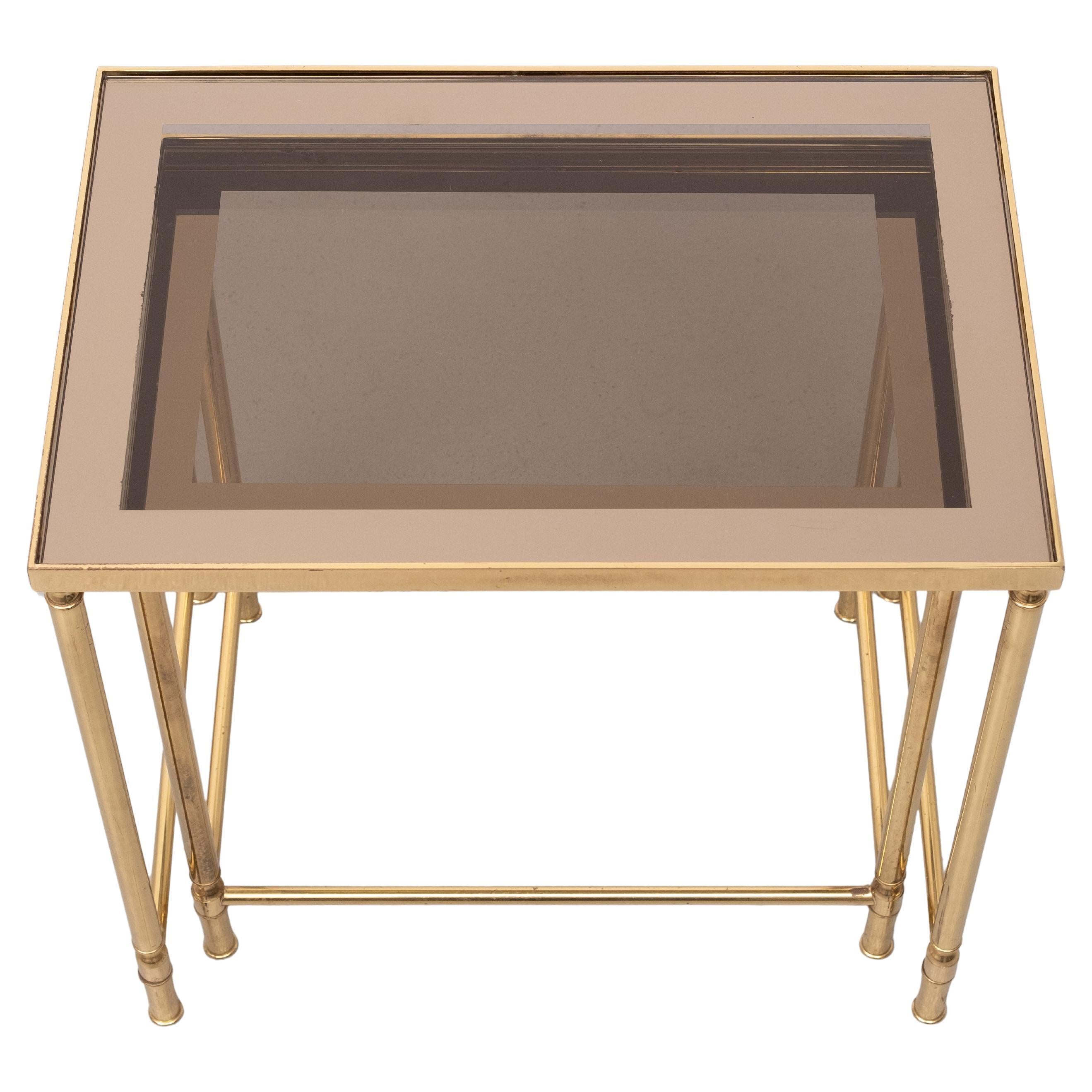Magnifique ensemble de tables d'appoint carrées en laiton, livré avec un .
Miroir sur plateau en verre . Ensemble de très bonne qualité. 
Il s'agit d'un ensemble original de 2 . Bon état. 