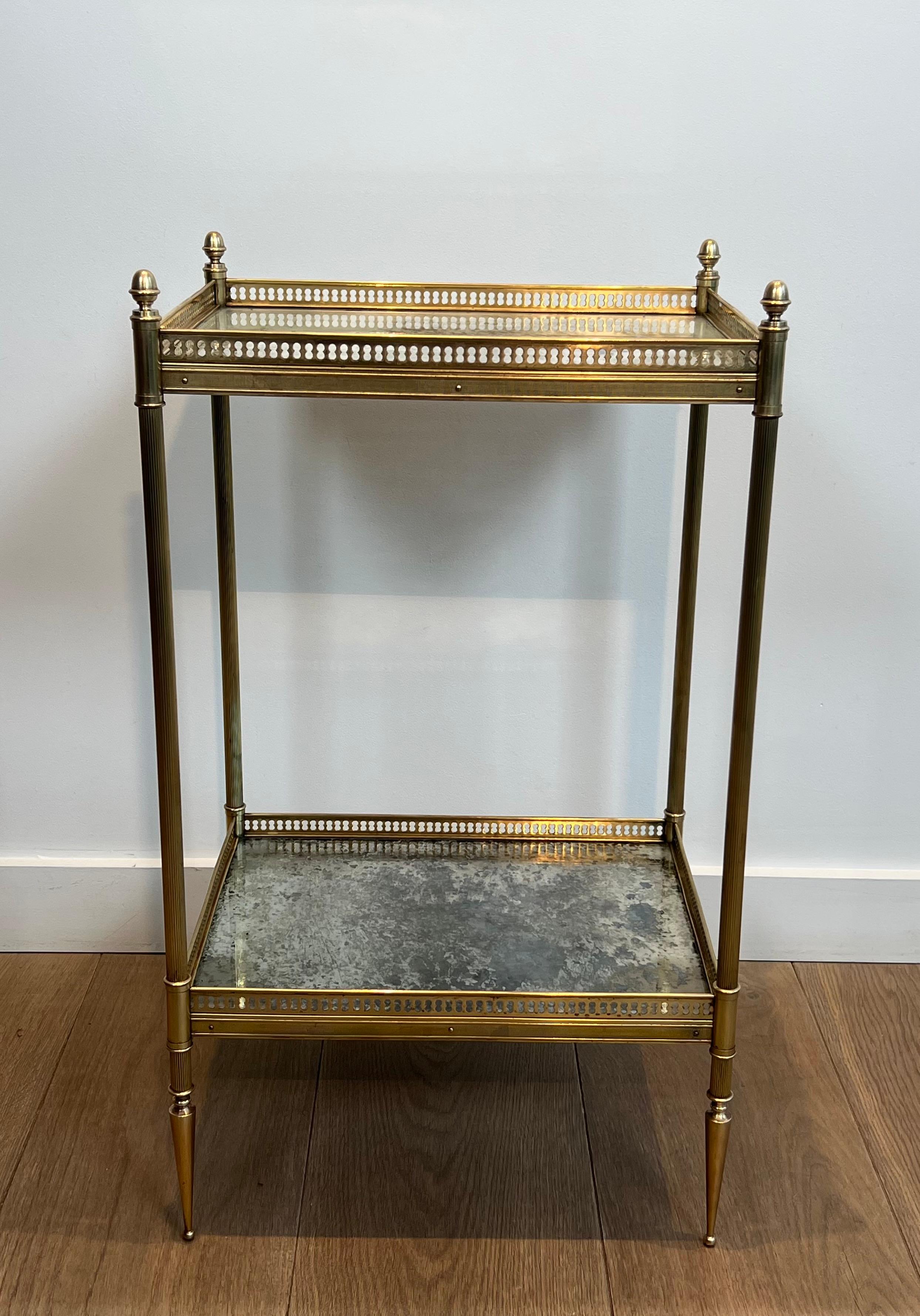 Néoclassique Tables d'appoint en laiton avec plateaux en miroir oxydé par Maison Jansen en vente