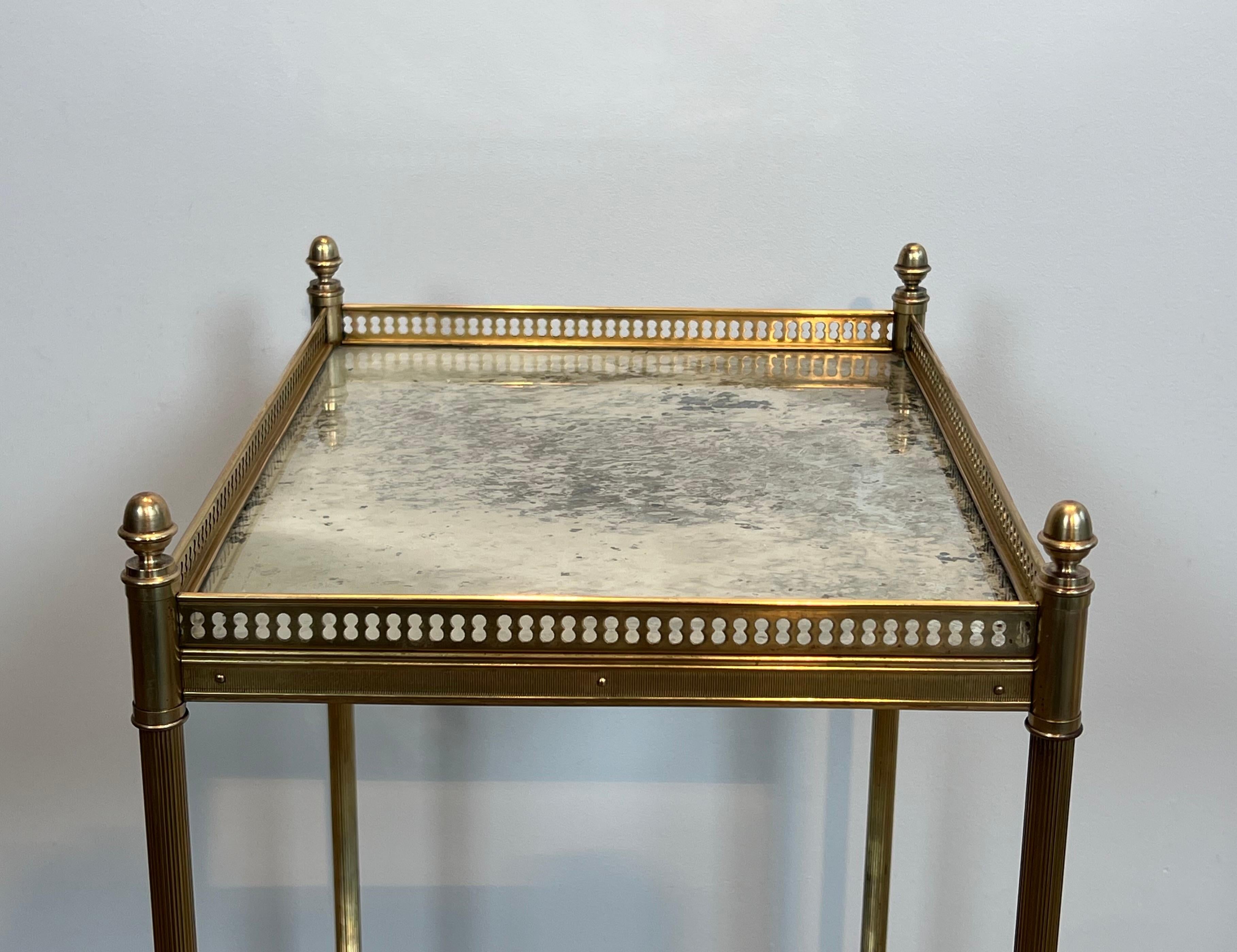 Milieu du XXe siècle Tables d'appoint en laiton avec plateaux en miroir oxydé par Maison Jansen en vente