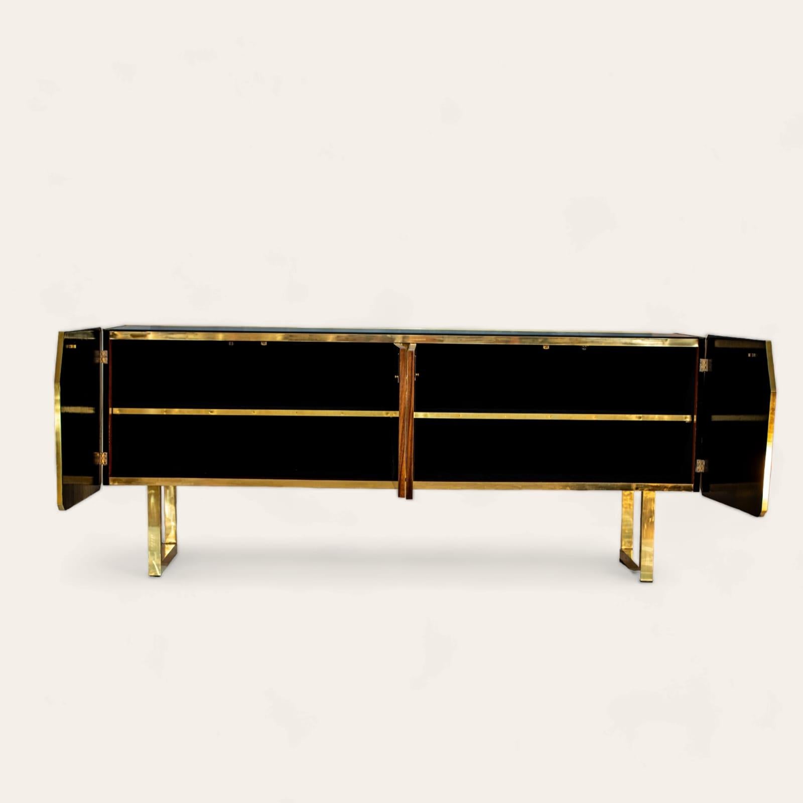 Every piece of furniture created by JustFurnituress is made entirely by hand, a characteristic that makes each item unique and unrepeatable. This artisanal approach, combined with attention to detail and the quality of materials, gives each piece