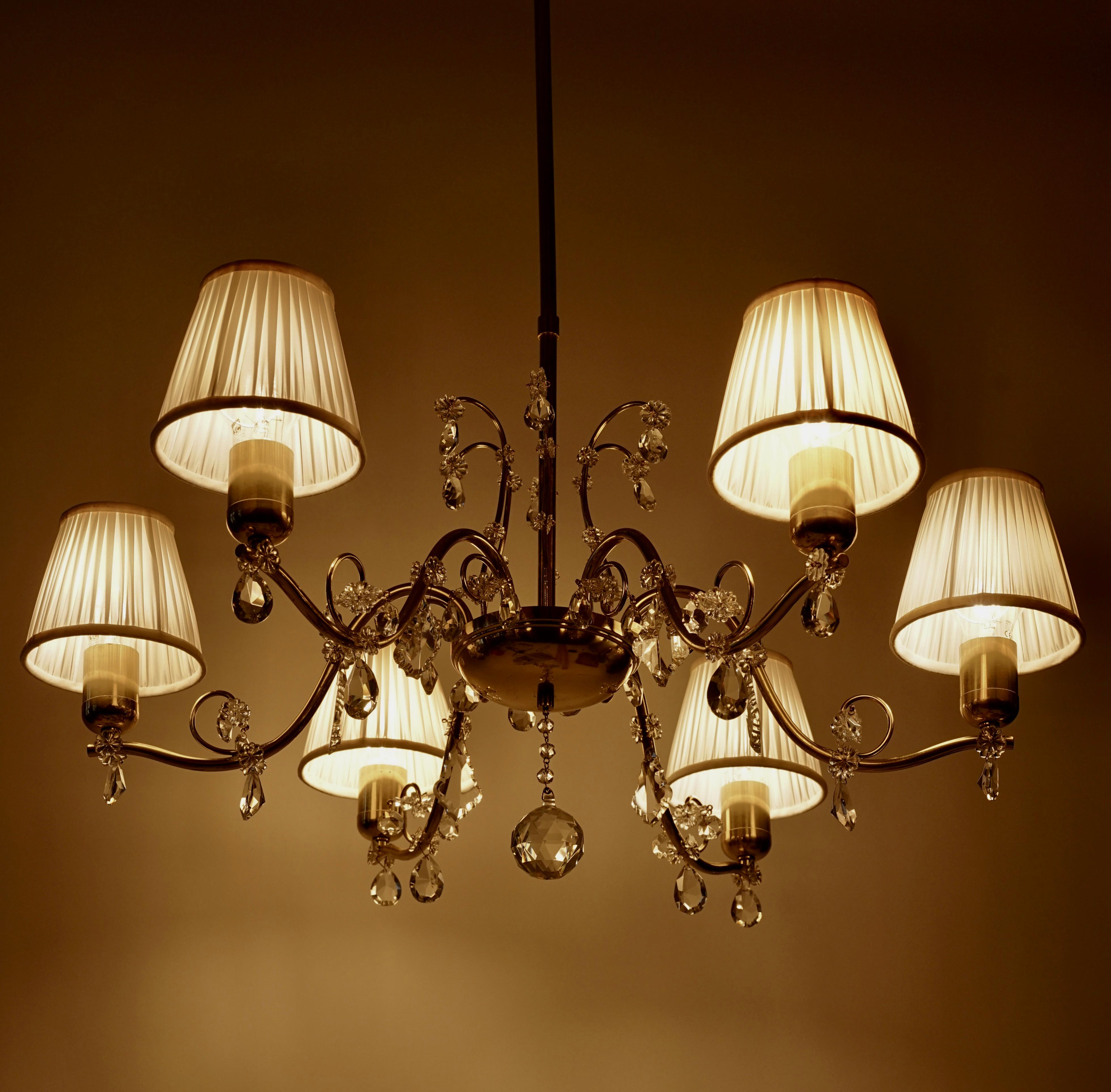 Lustre en laiton à six bras, Autriche, années 1940, abat-jour en soie de couleur crème en vente 2