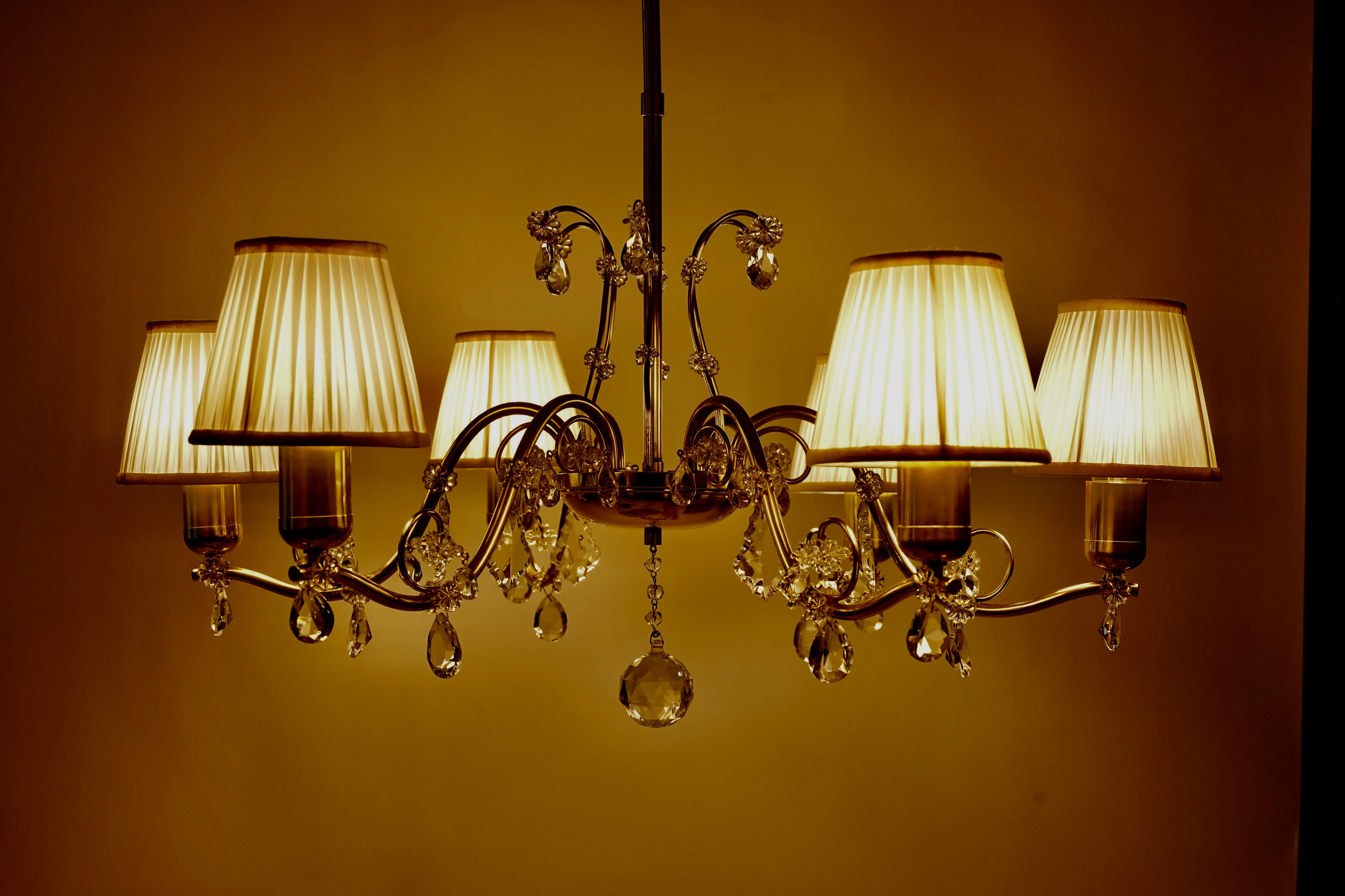 Lustre en laiton à six bras, Autriche, années 1940, abat-jour en soie de couleur crème en vente 3