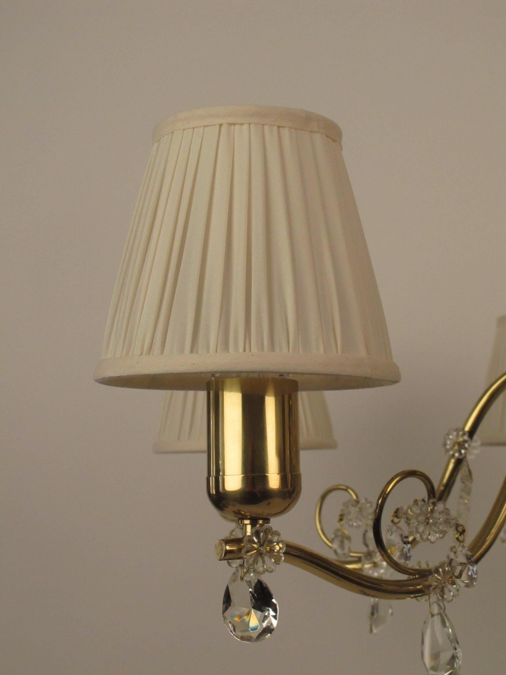 Lustre en laiton à six bras, Autriche, années 1940, abat-jour en soie de couleur crème Bon état - En vente à Vienna, Austria