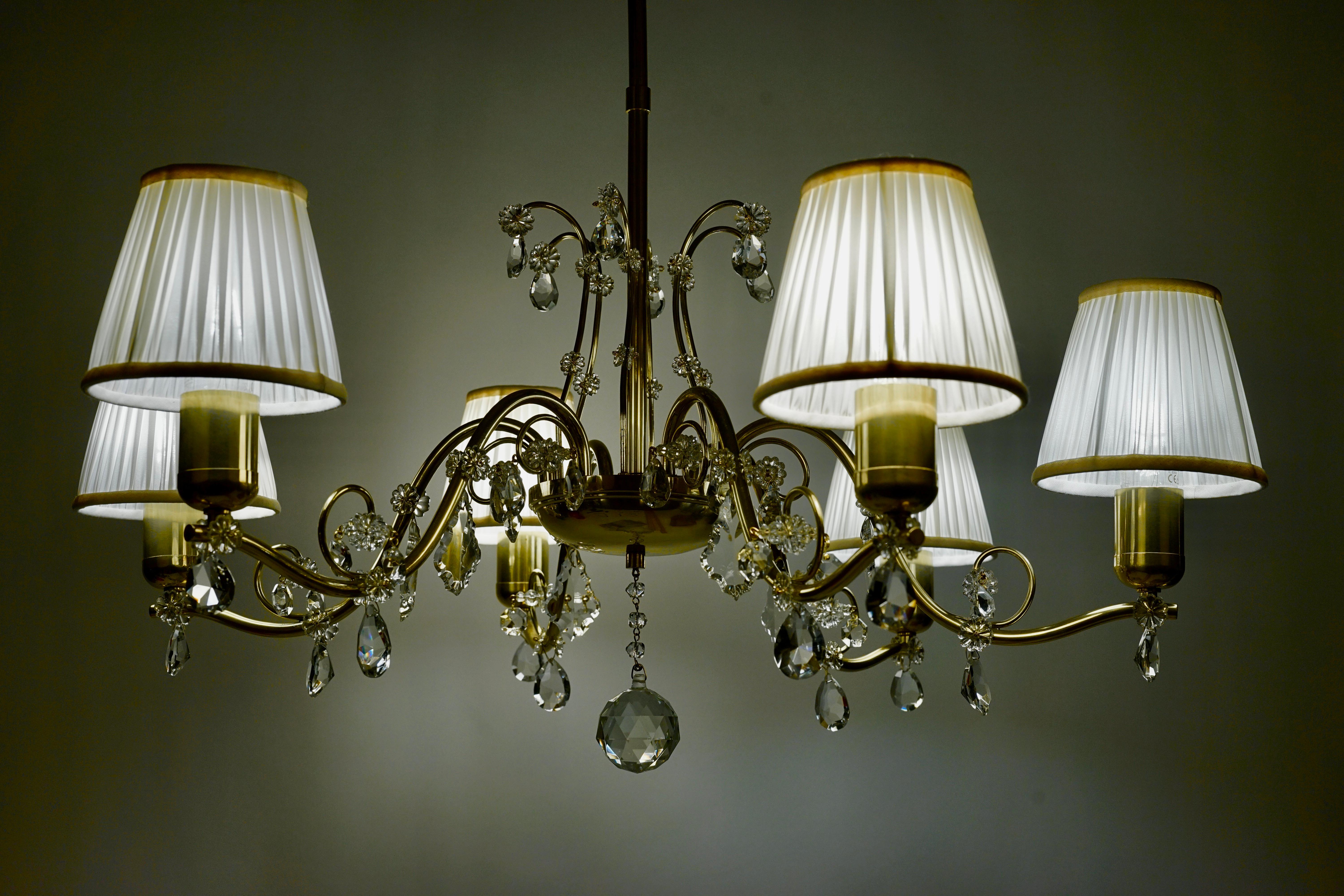 Milieu du XXe siècle Lustre en laiton à six bras, Autriche, années 1940, abat-jour en soie de couleur crème en vente