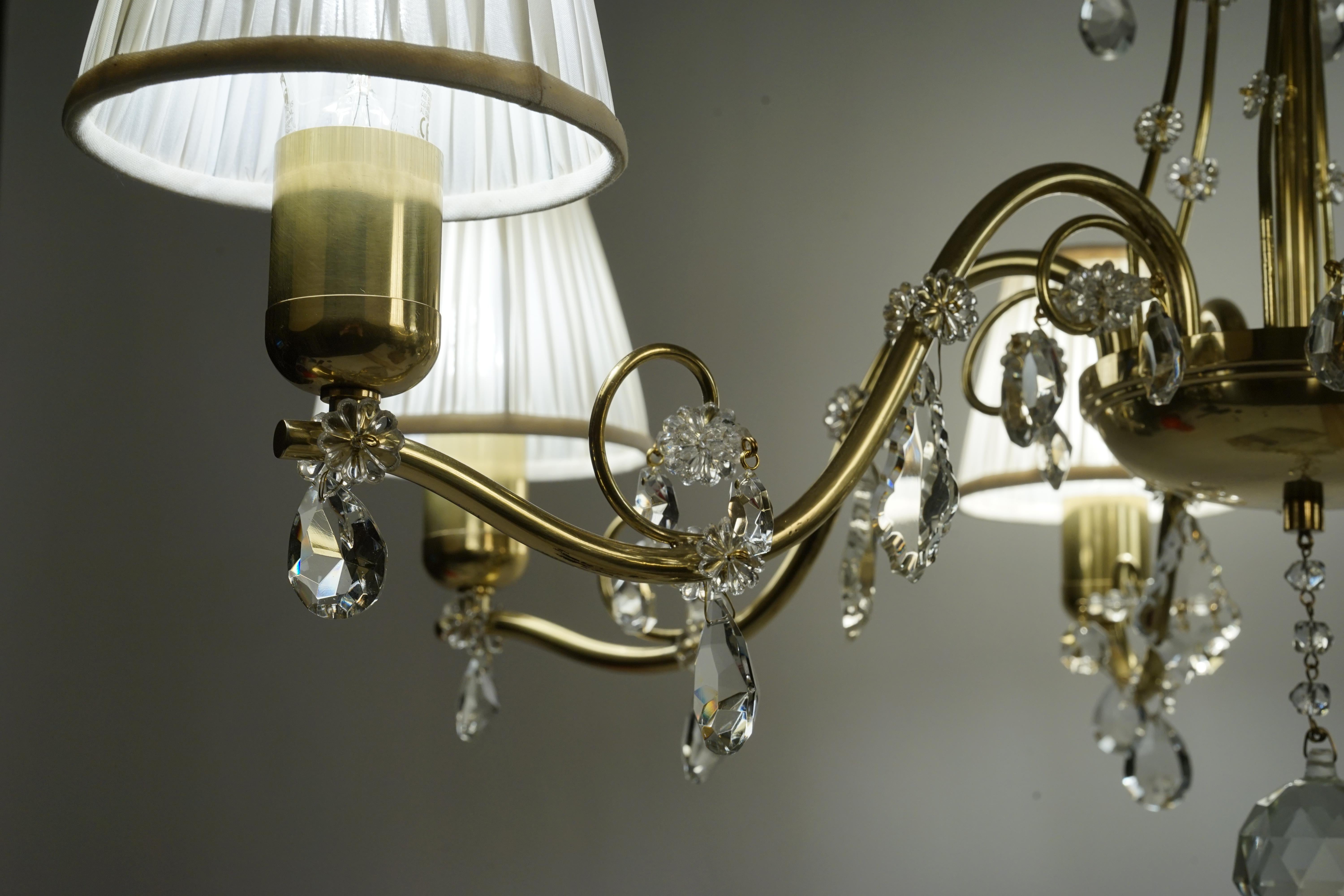 Laiton Lustre en laiton à six bras, Autriche, années 1940, abat-jour en soie de couleur crème en vente