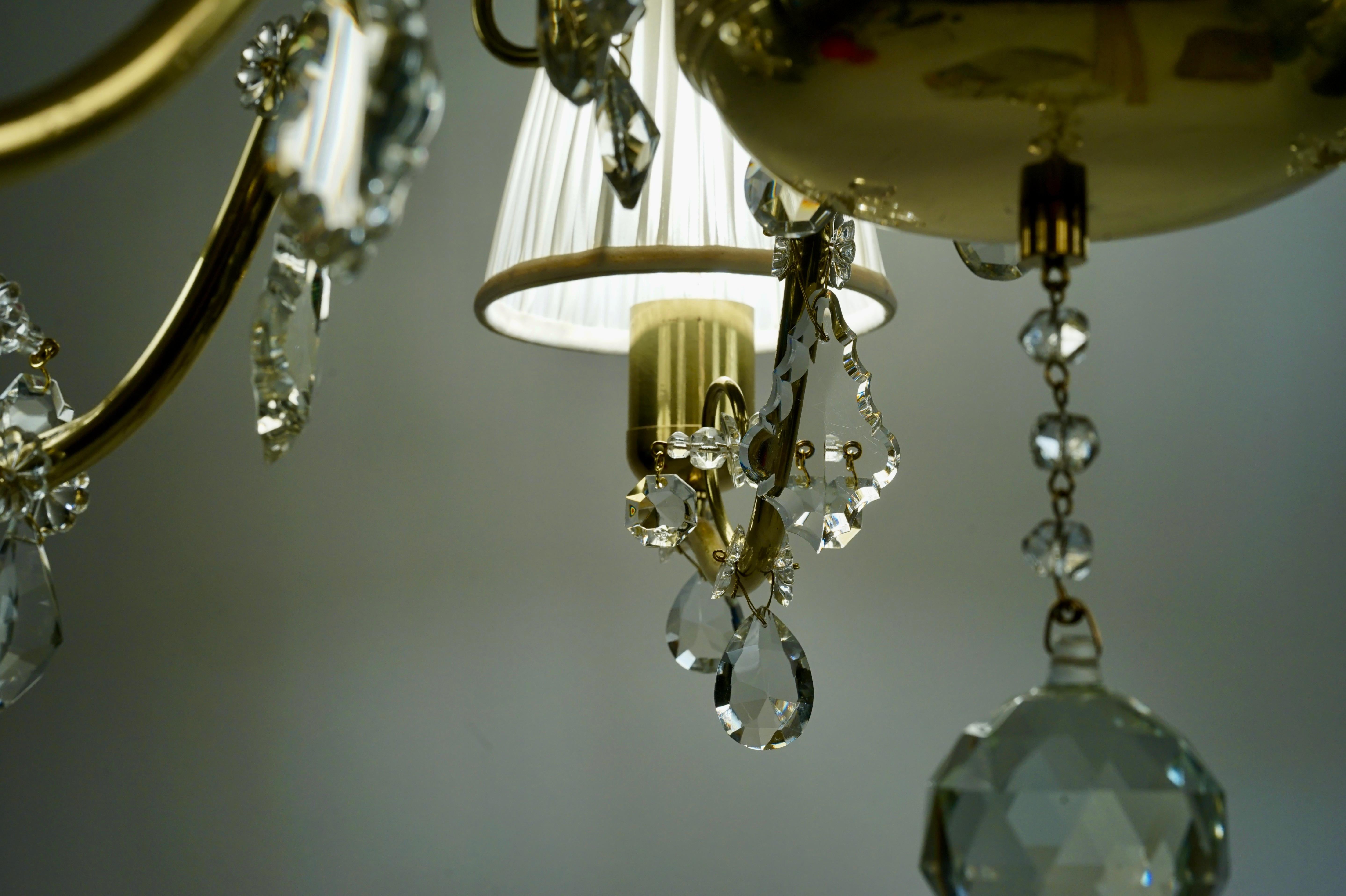 Lustre en laiton à six bras, Autriche, années 1940, abat-jour en soie de couleur crème en vente 1