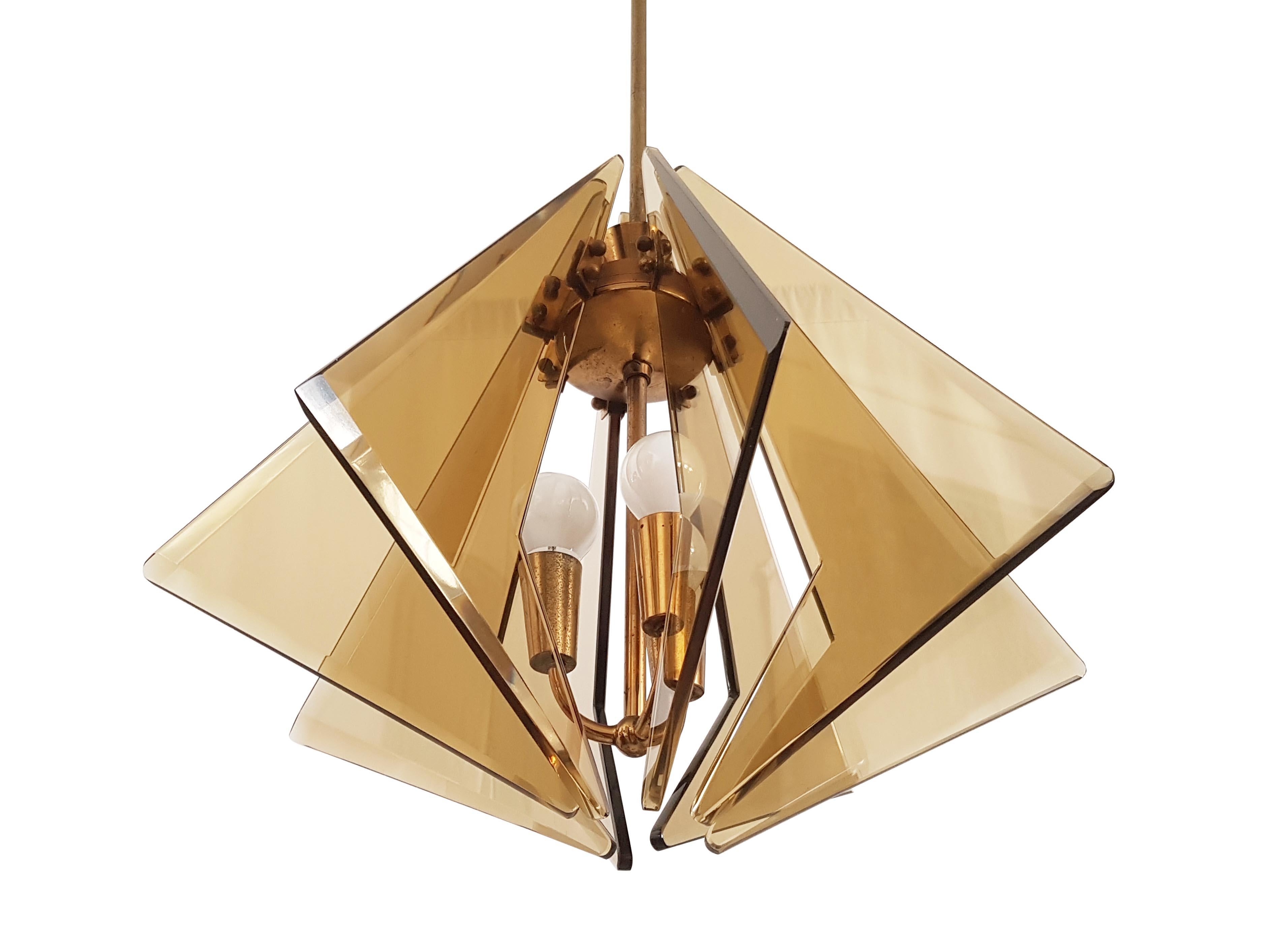 This elegant pendant was manufactured in Italy in the 1960s. It was produced by Dino Dei with a brass structure and 8 smoked and cut glass shades. This pendand features an 3-lights electrical system and remains in a overall very good vintage