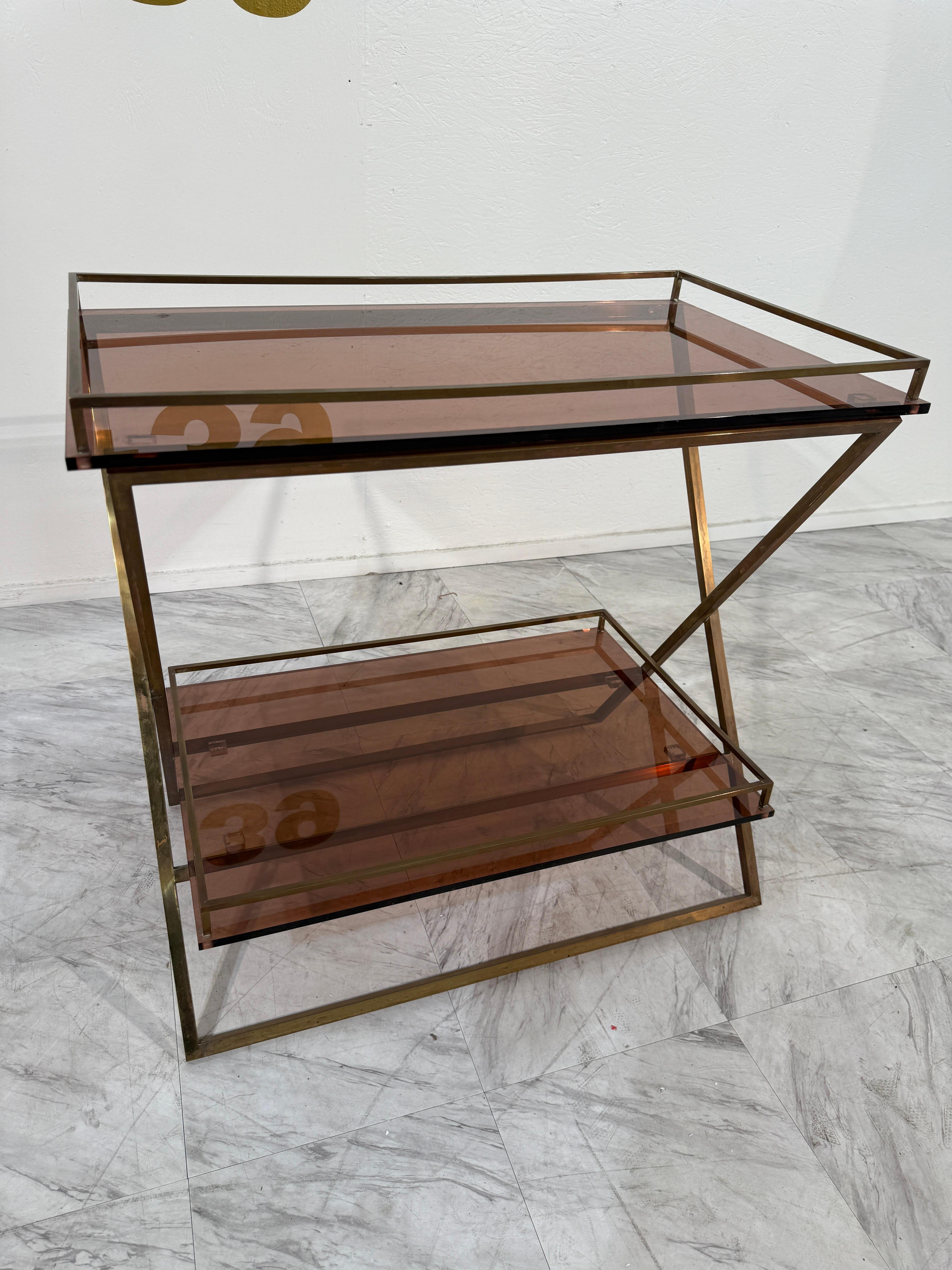 Moderno Tavolino in ottone e vetro rosa fumé, Italia, anni '70 in vendita