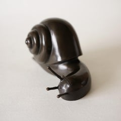 Escultura caracol de latón de Alexander Lamont