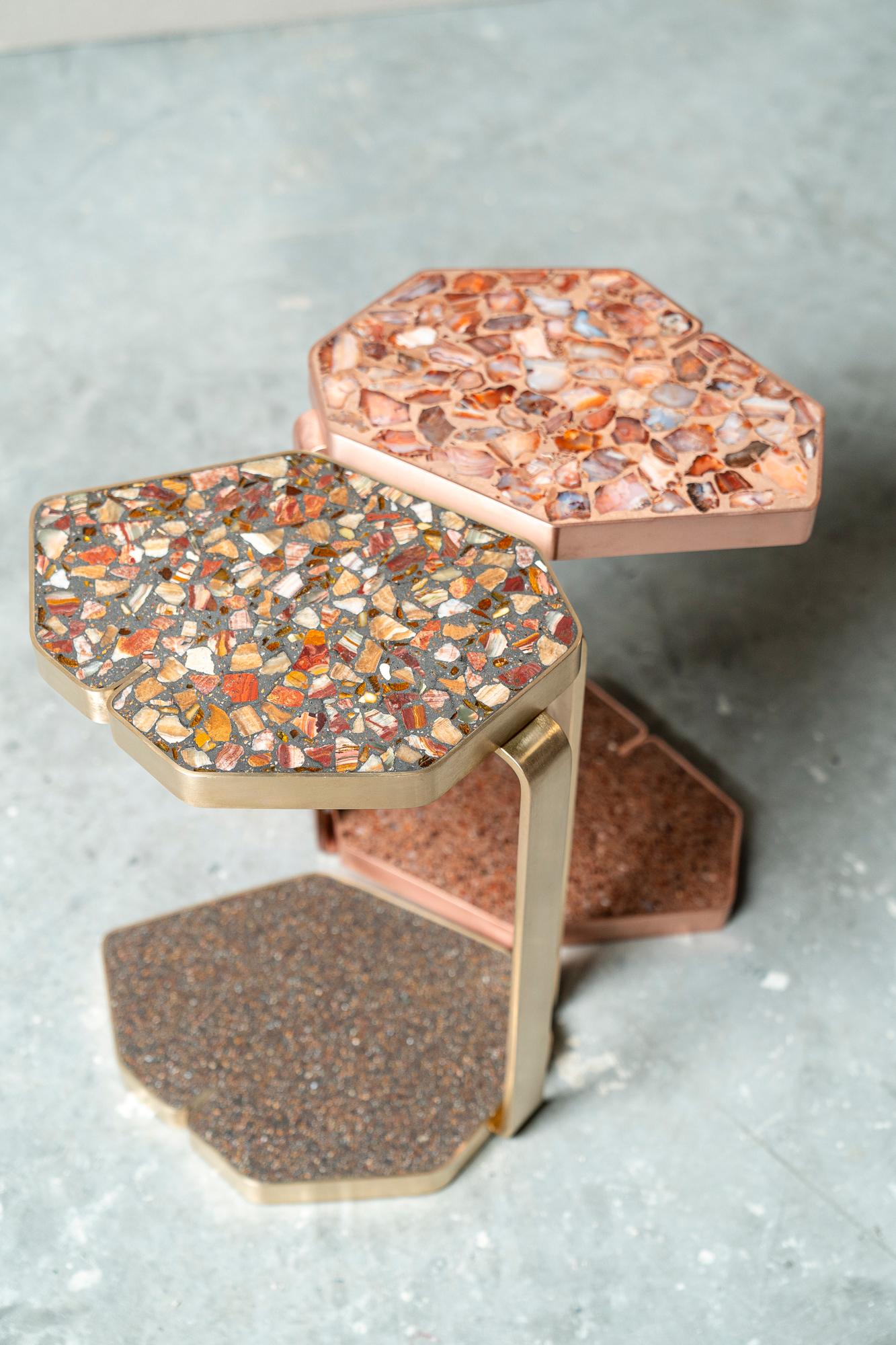 Table de canapé en laiton avec incrustation d'onyx et de terrazzo ambré en vente 3