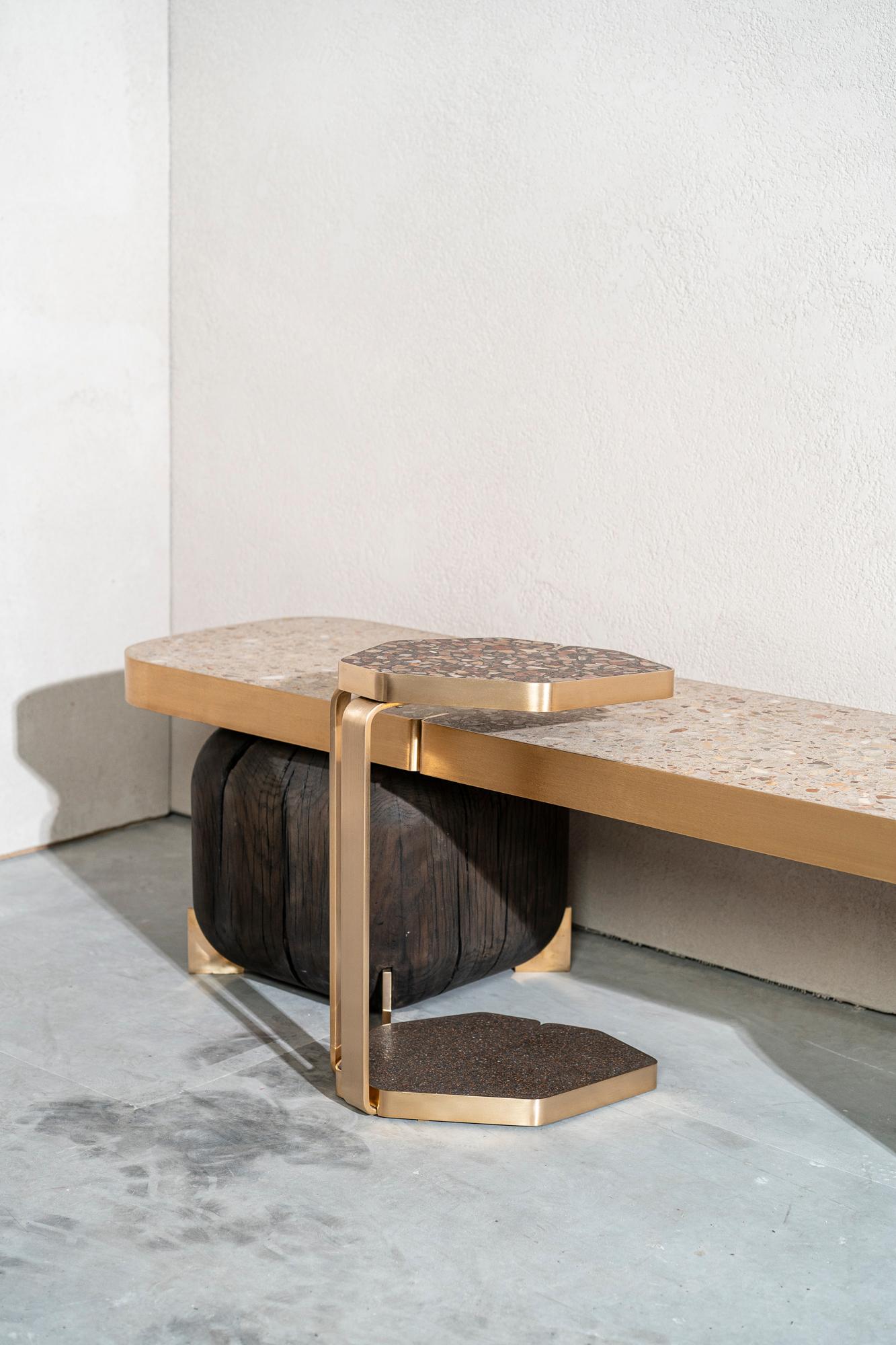 Arts and Crafts Table de canapé en laiton avec incrustation d'onyx et de terrazzo ambré en vente