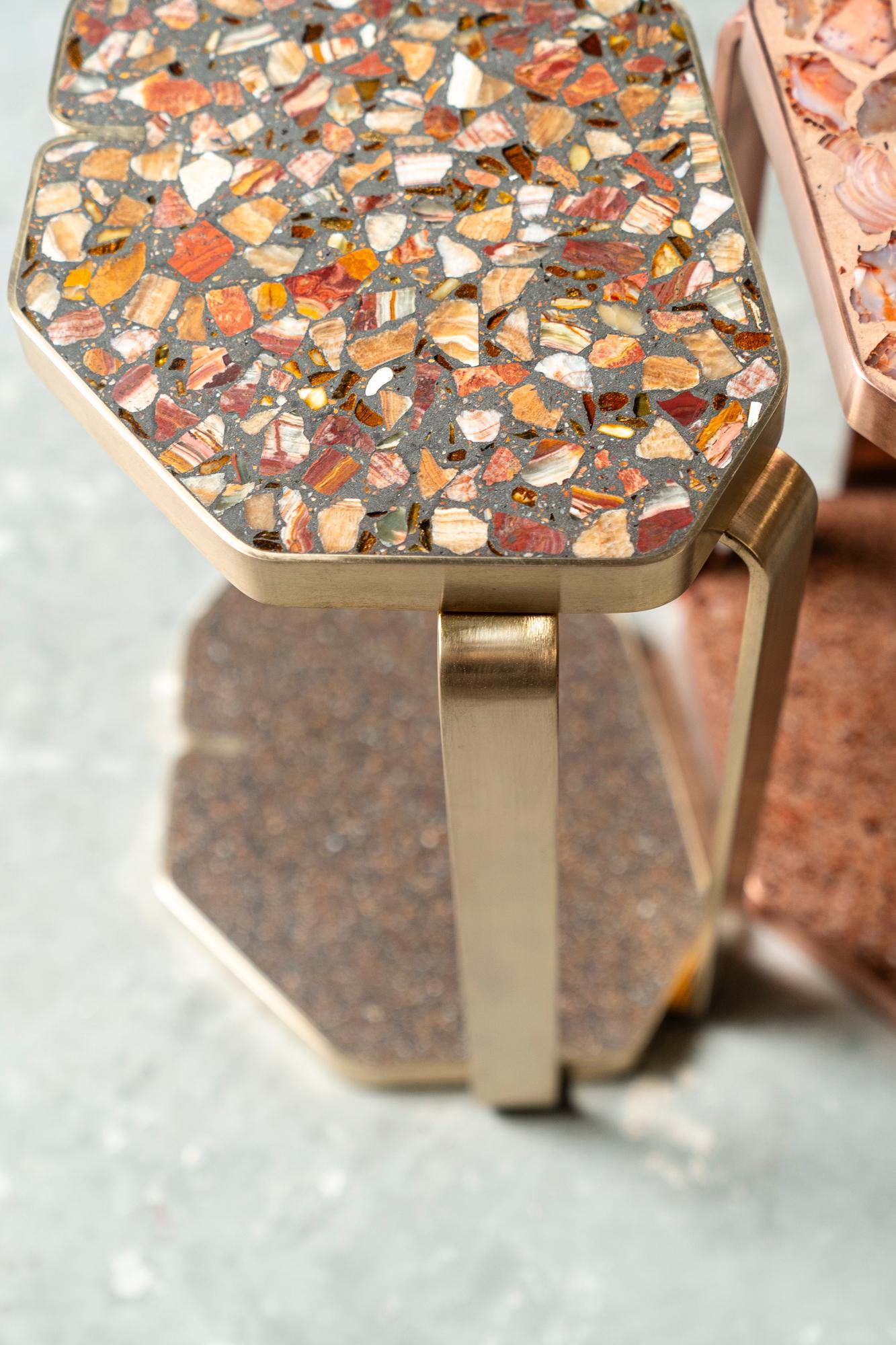 Belge Table de canapé en laiton avec incrustation d'onyx et de terrazzo ambré en vente