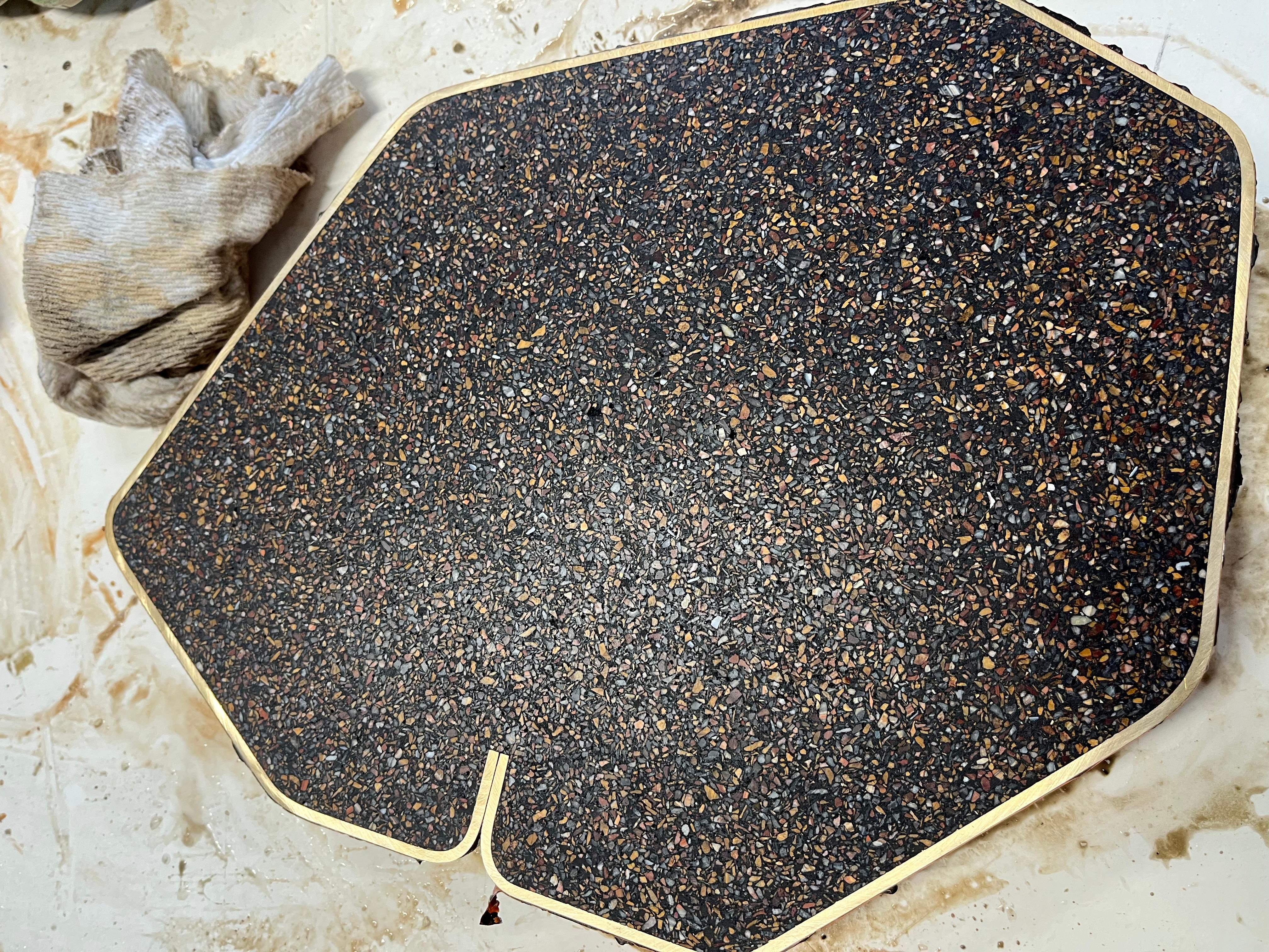Brossé Table de canapé en laiton avec incrustation d'onyx et de terrazzo ambré en vente