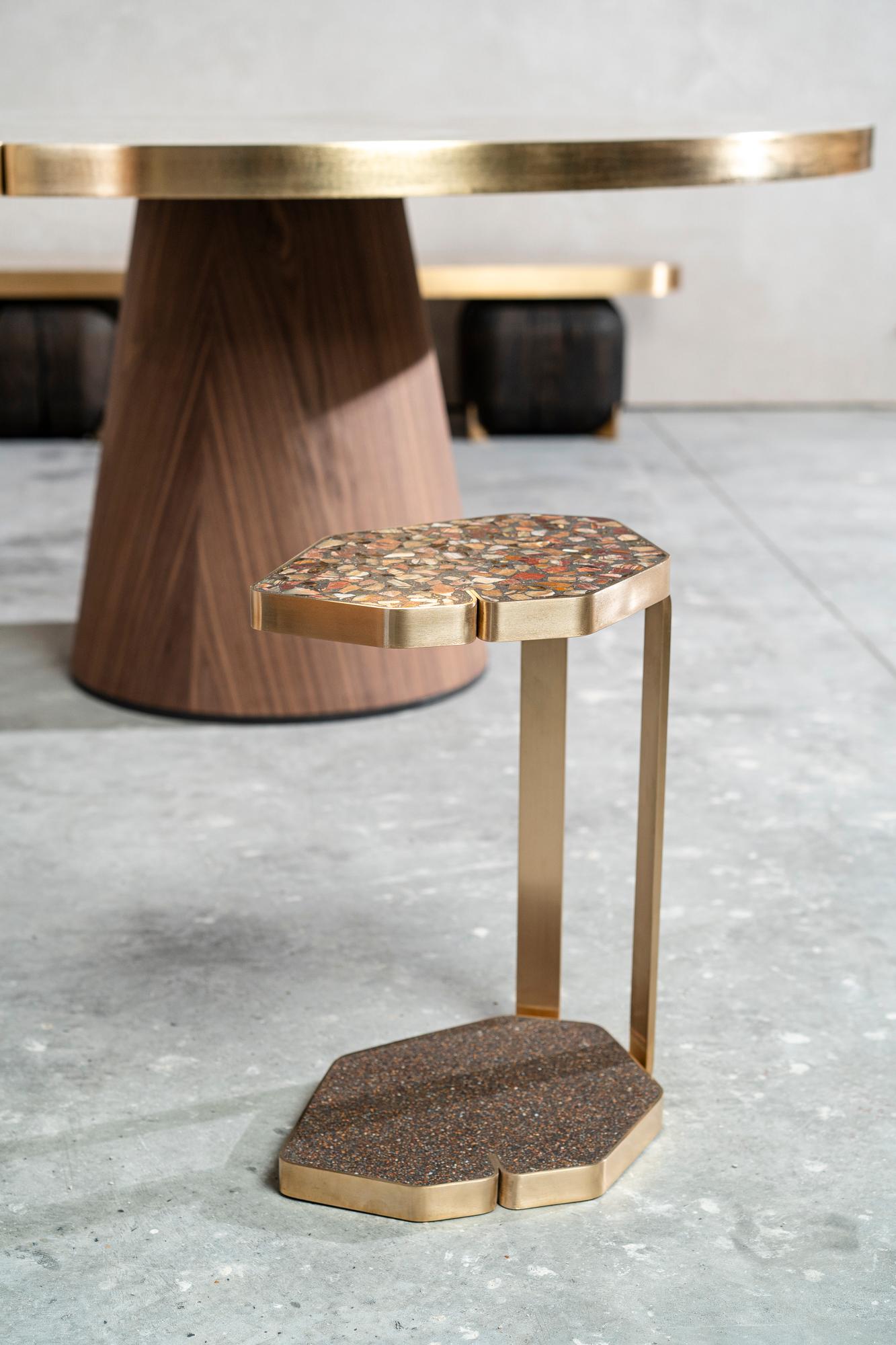 Table de canapé en laiton avec incrustation d'onyx et de terrazzo ambré Neuf - En vente à Nijlen, BE