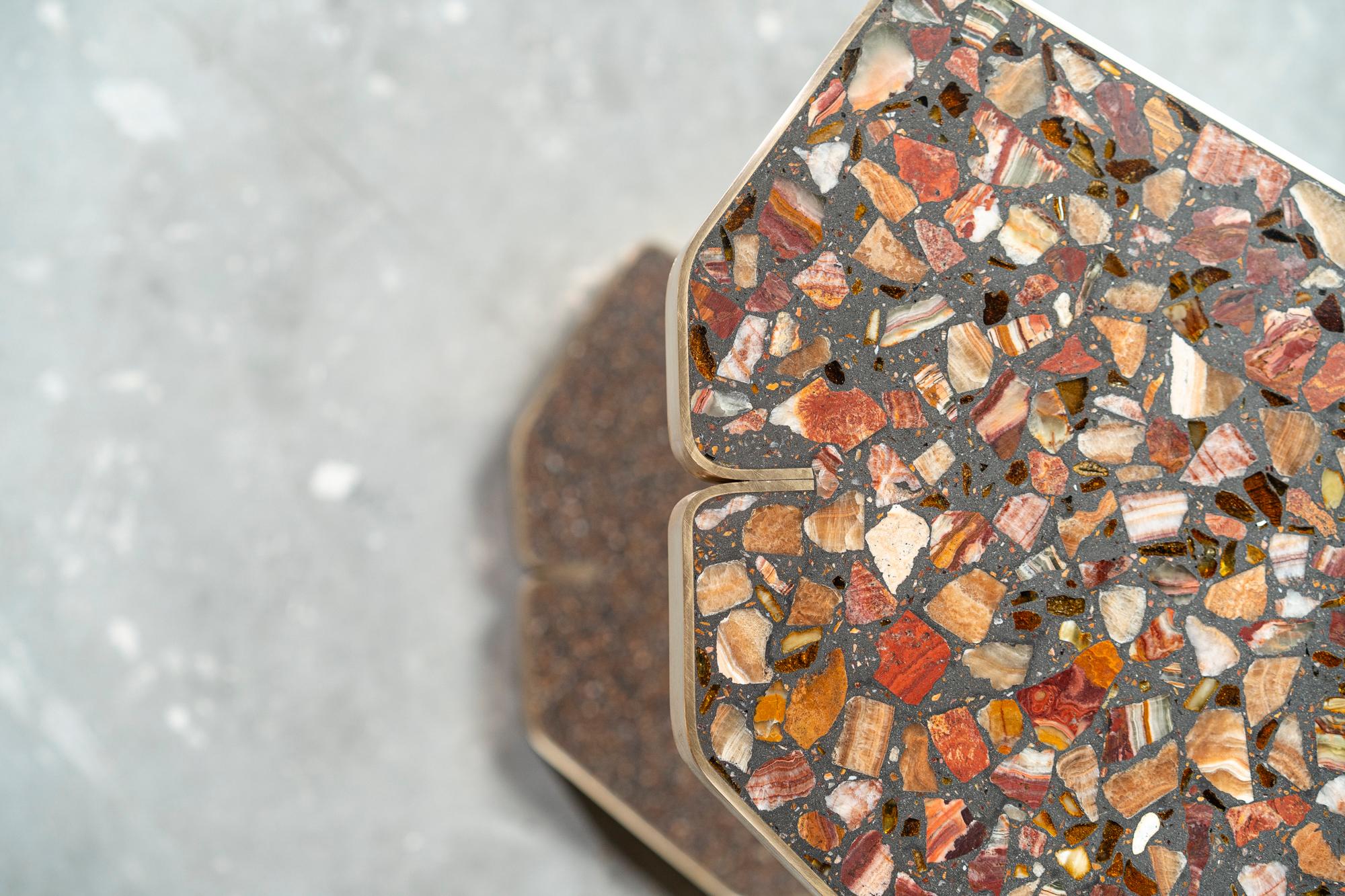 XXIe siècle et contemporain Table de canapé en laiton avec incrustation d'onyx et de terrazzo ambré en vente
