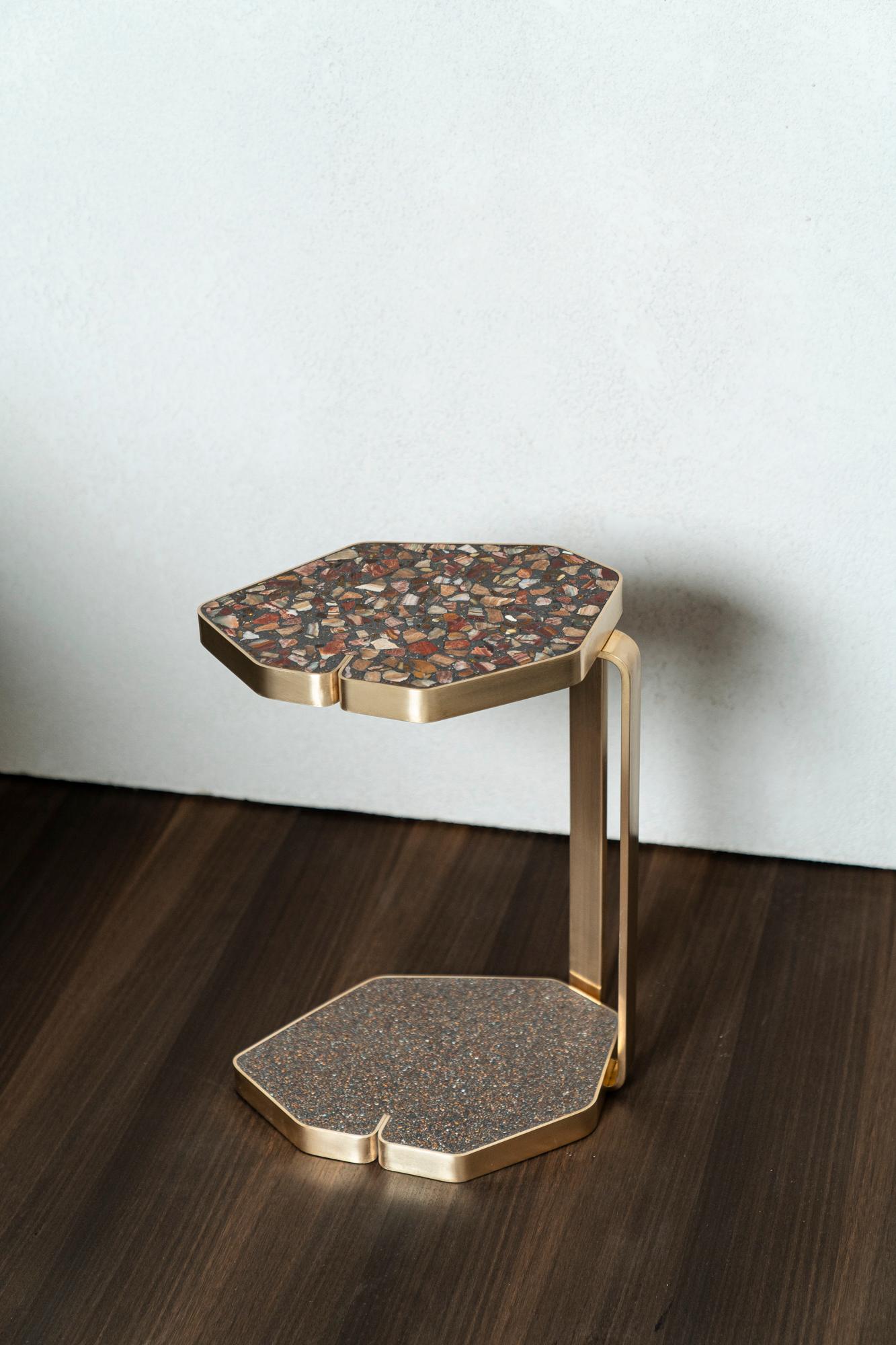 Laiton Table de canapé en laiton avec incrustation d'onyx et de terrazzo ambré en vente