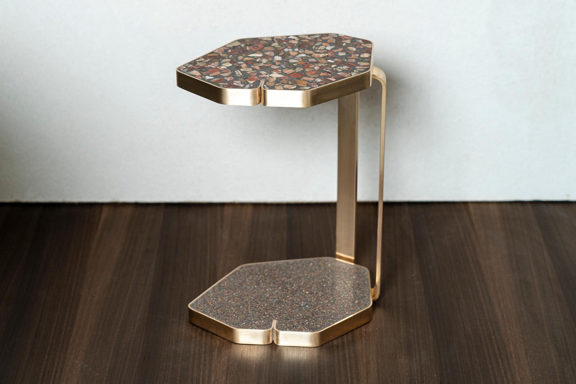 Table de canapé en laiton avec incrustation d'onyx et de terrazzo ambré en vente 1