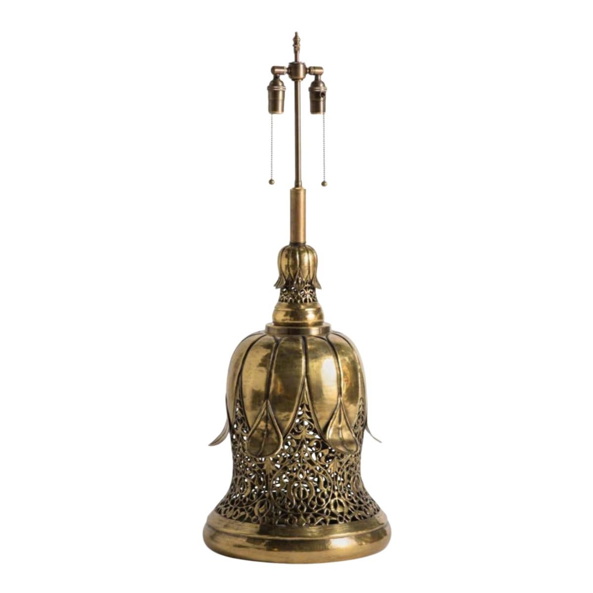 Grande lampe de table simple en laiton ajouré de style sud-est asiatique