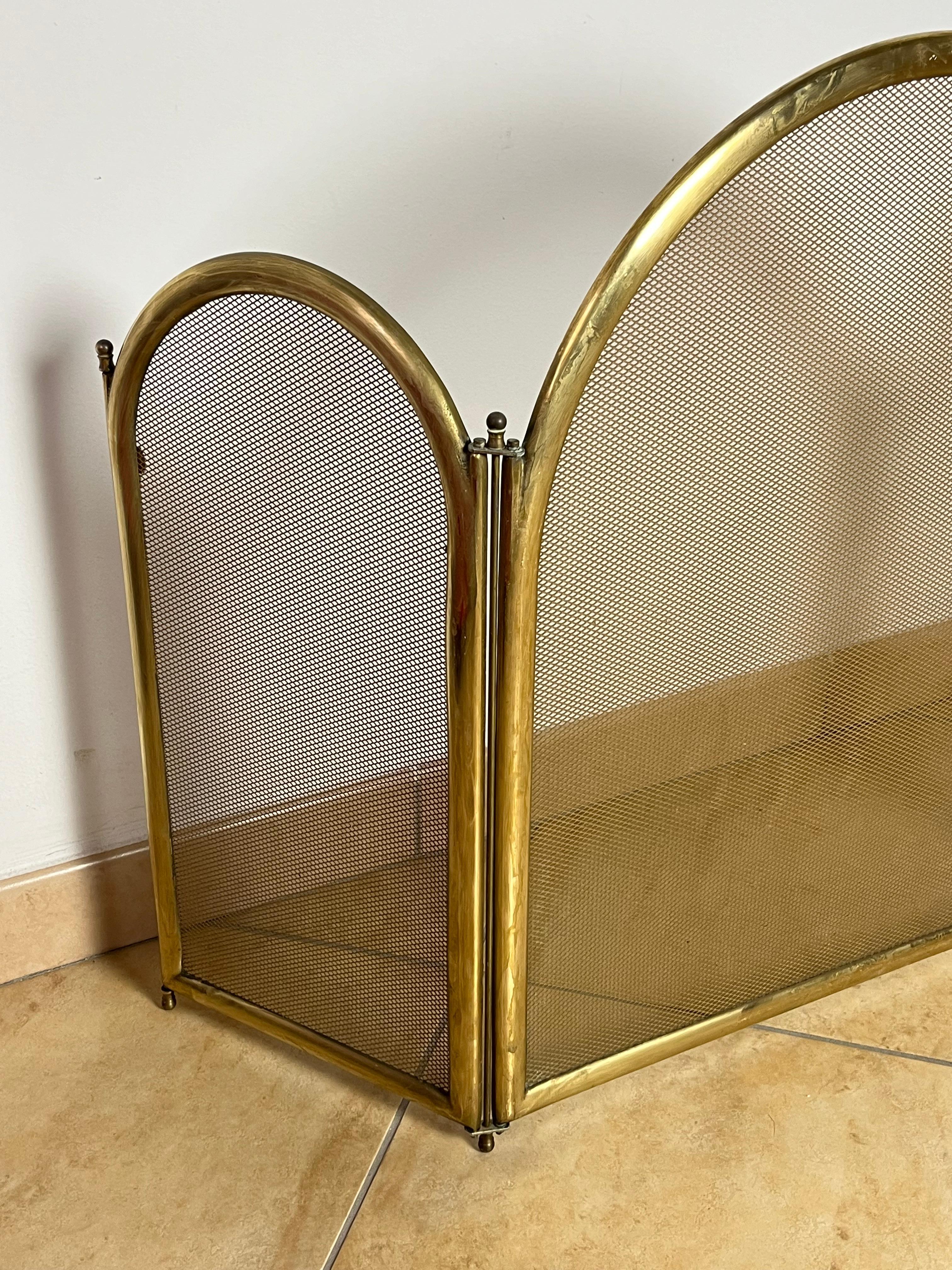 Brass spark arrester, Italy, 1970s
Found in a noble villa, it has three panels. Those on the sides can adjust their opening.
Intact and in good condition.