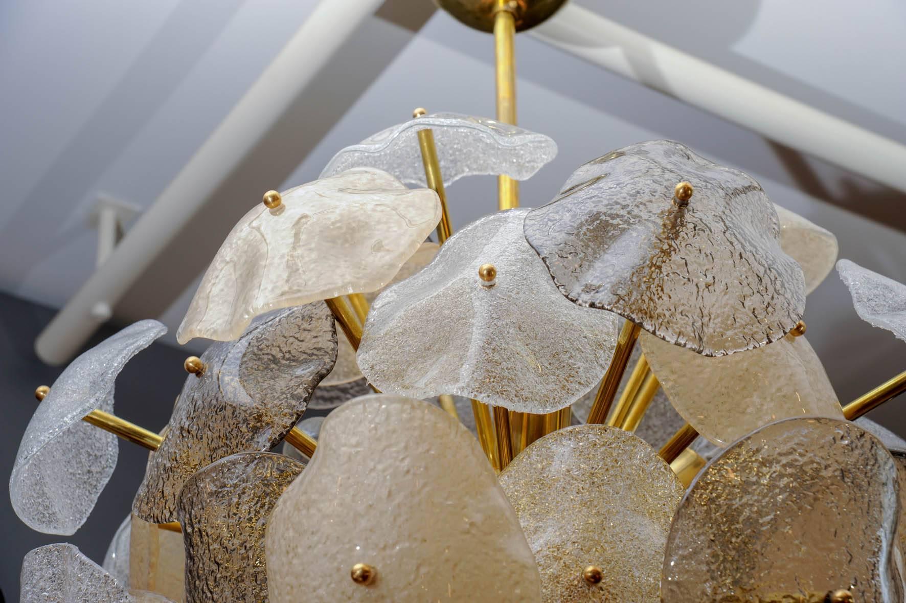Messingkugel mit Muranoglasblättern Kronleuchter (Französisch) im Angebot