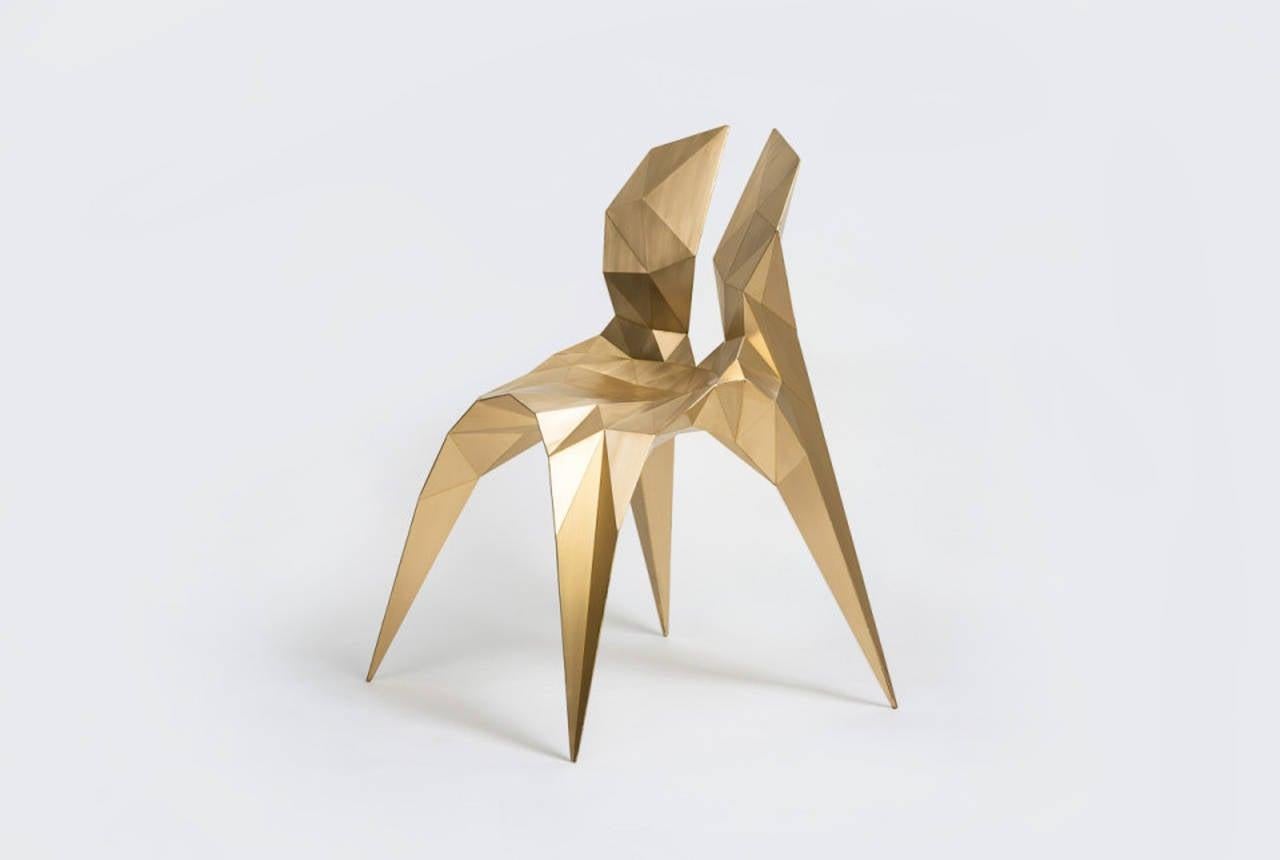 Le sedie della collezione Brass sono la seconda serie di oggetti sviluppati con Endless Forms, il sistema di fabbricazione digitalizzato di Zhoujie che genera una famiglia di oggetti in continua evoluzione. Con un ruolo più da creatore che da