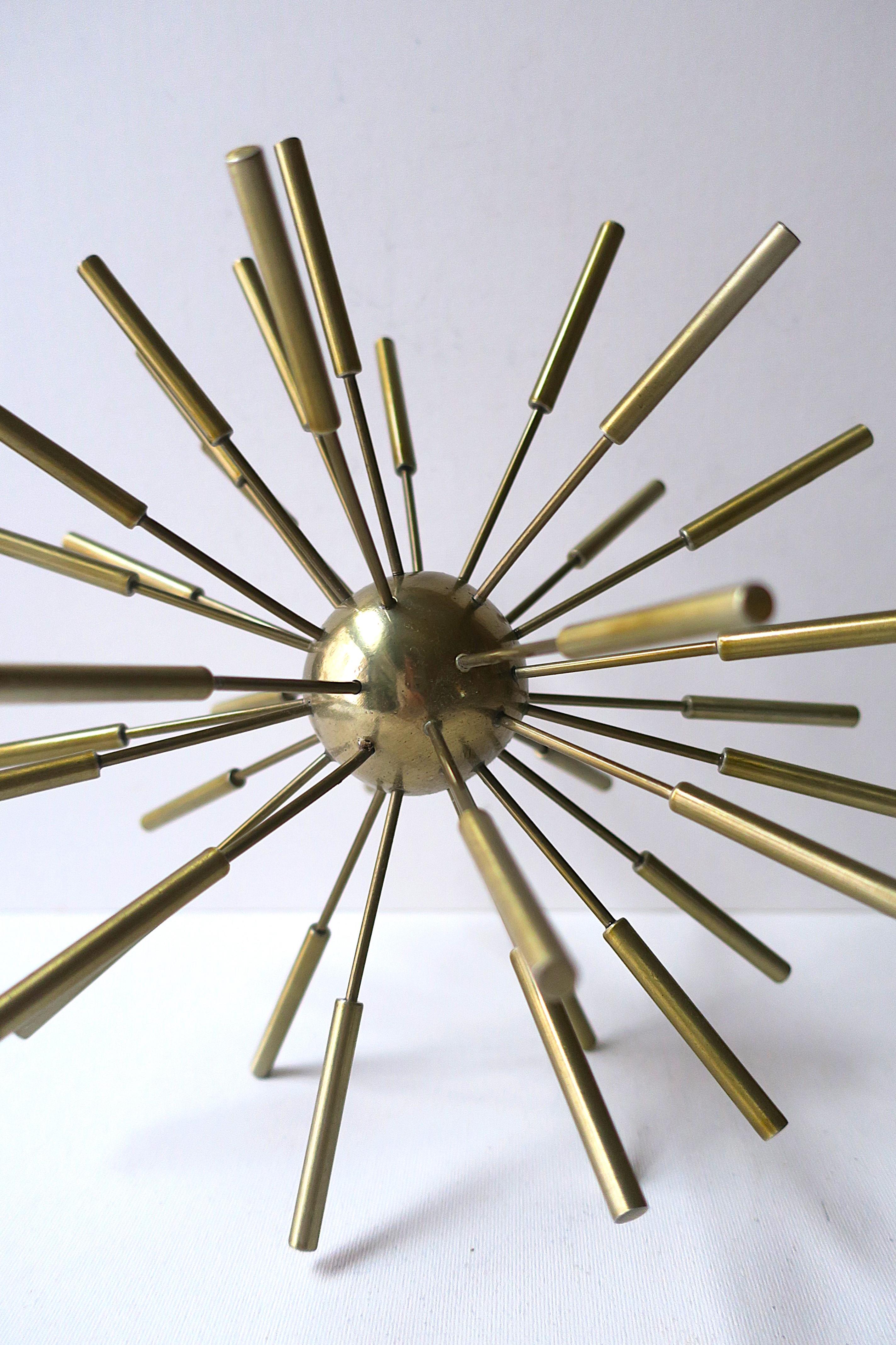 Objet décoratif Spoutnik sculpté en laiton en vente 4