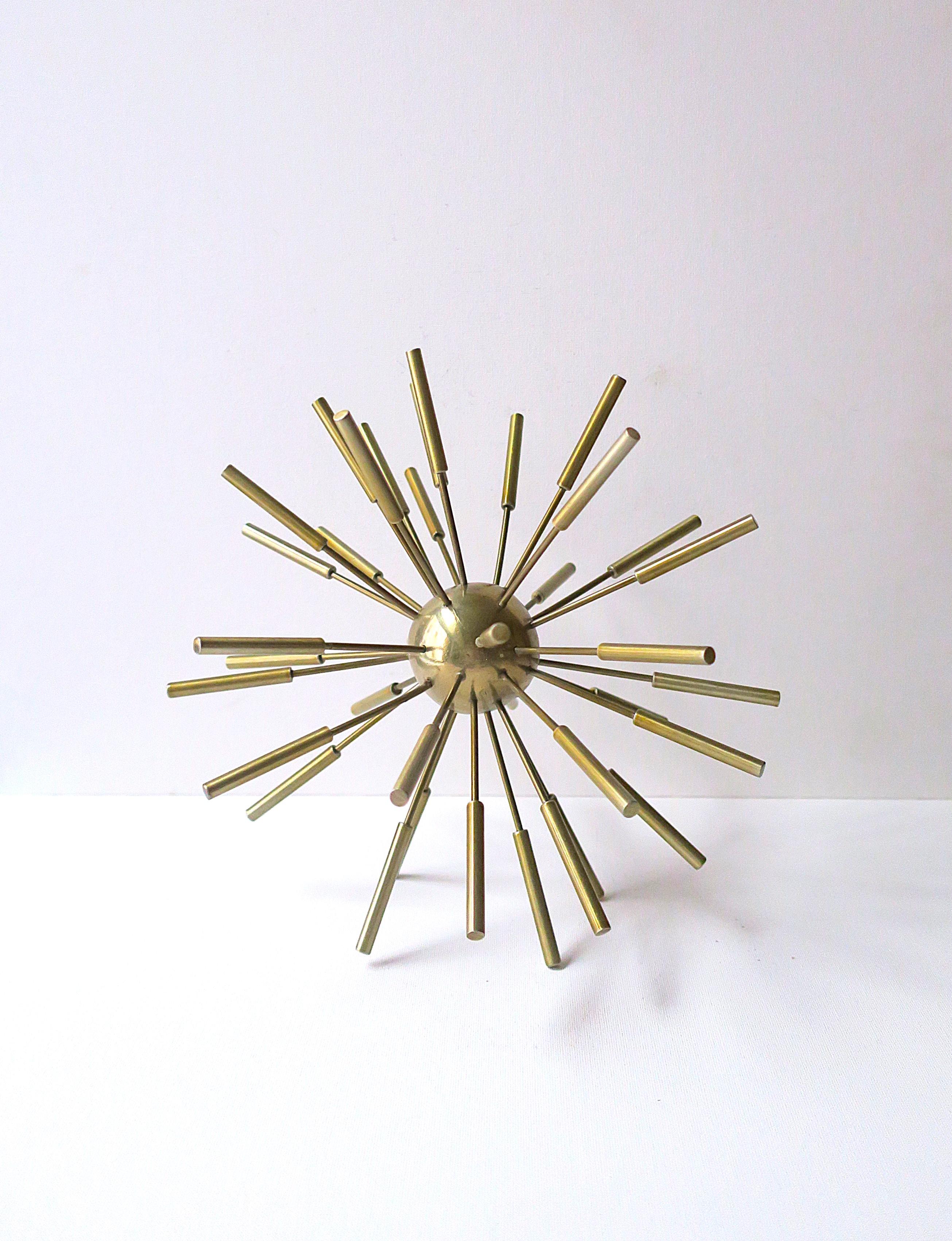 Objet décoratif en laiton de type Sputnik. Une pièce idéale pour une table de cocktail, une crédence, une étagère, un présentoir de livres, etc.etc. Diamètre : 9,13
