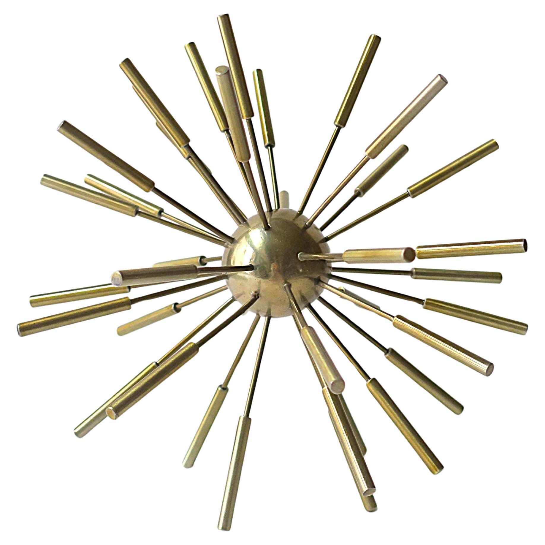 Mid-Century Modern Objet décoratif Spoutnik sculpté en laiton en vente