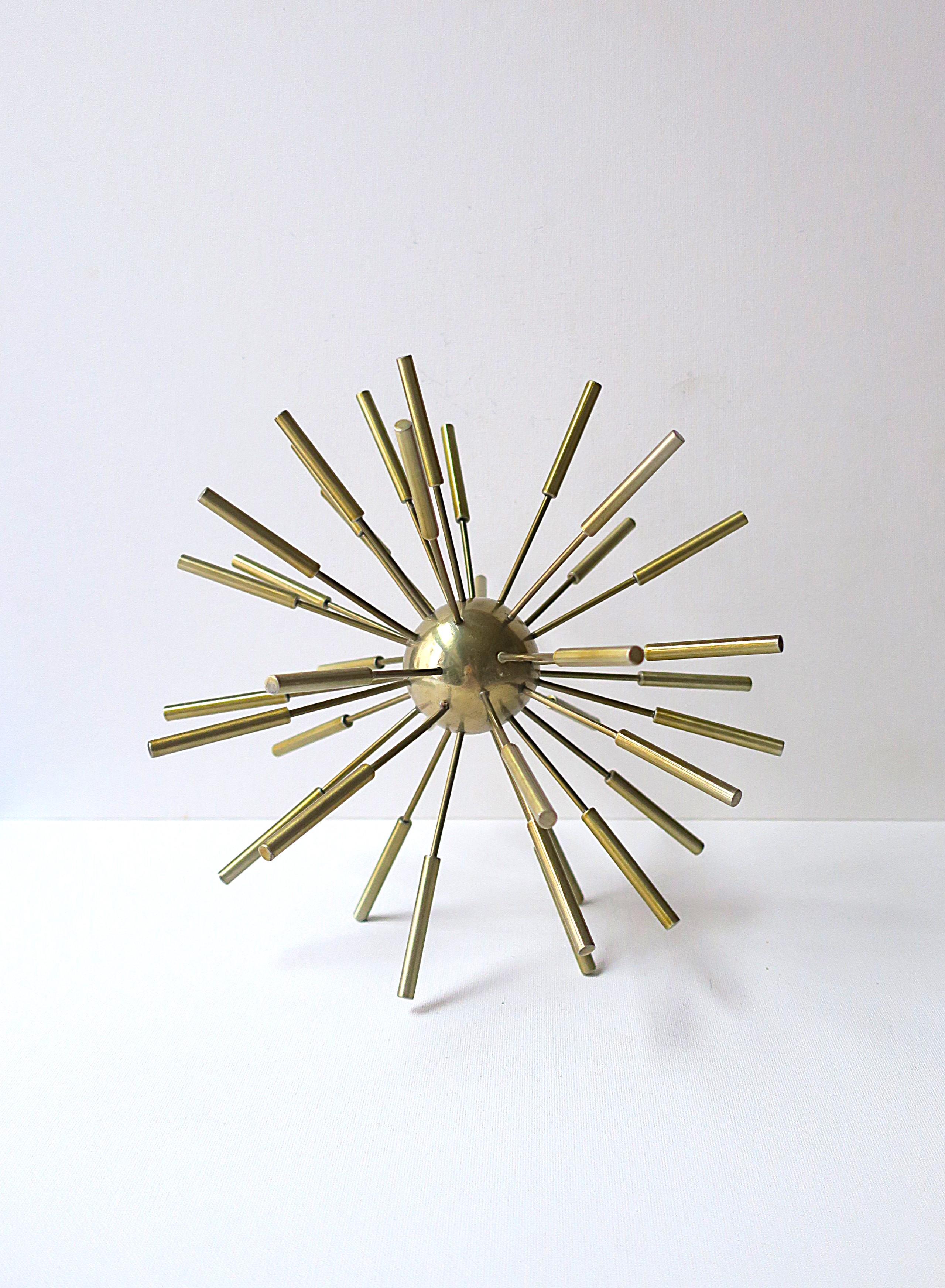 Objet décoratif Spoutnik sculpté en laiton Bon état - En vente à New York, NY