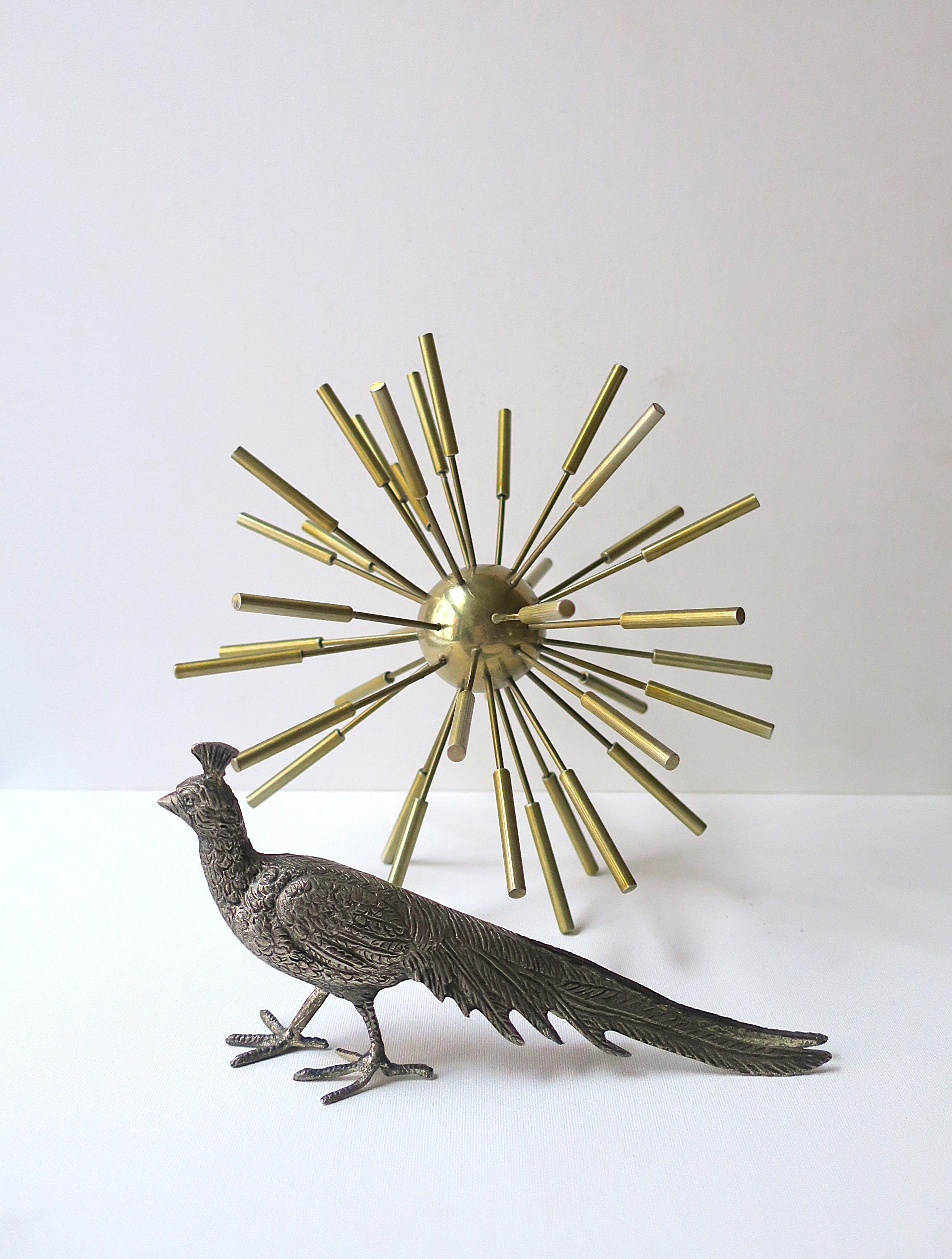 Laiton Objet décoratif Spoutnik sculpté en laiton en vente