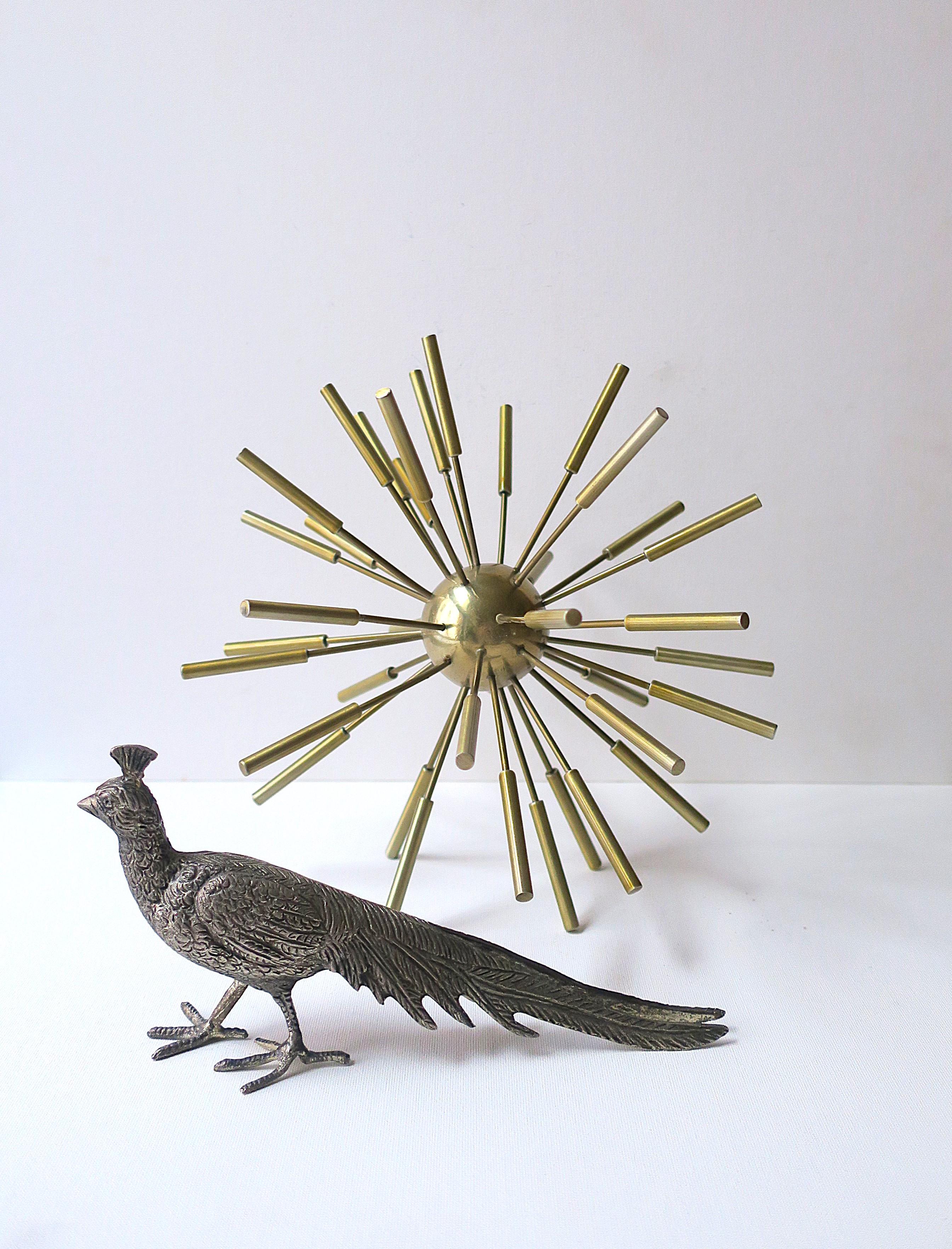 Objet décoratif Spoutnik sculpté en laiton en vente 1