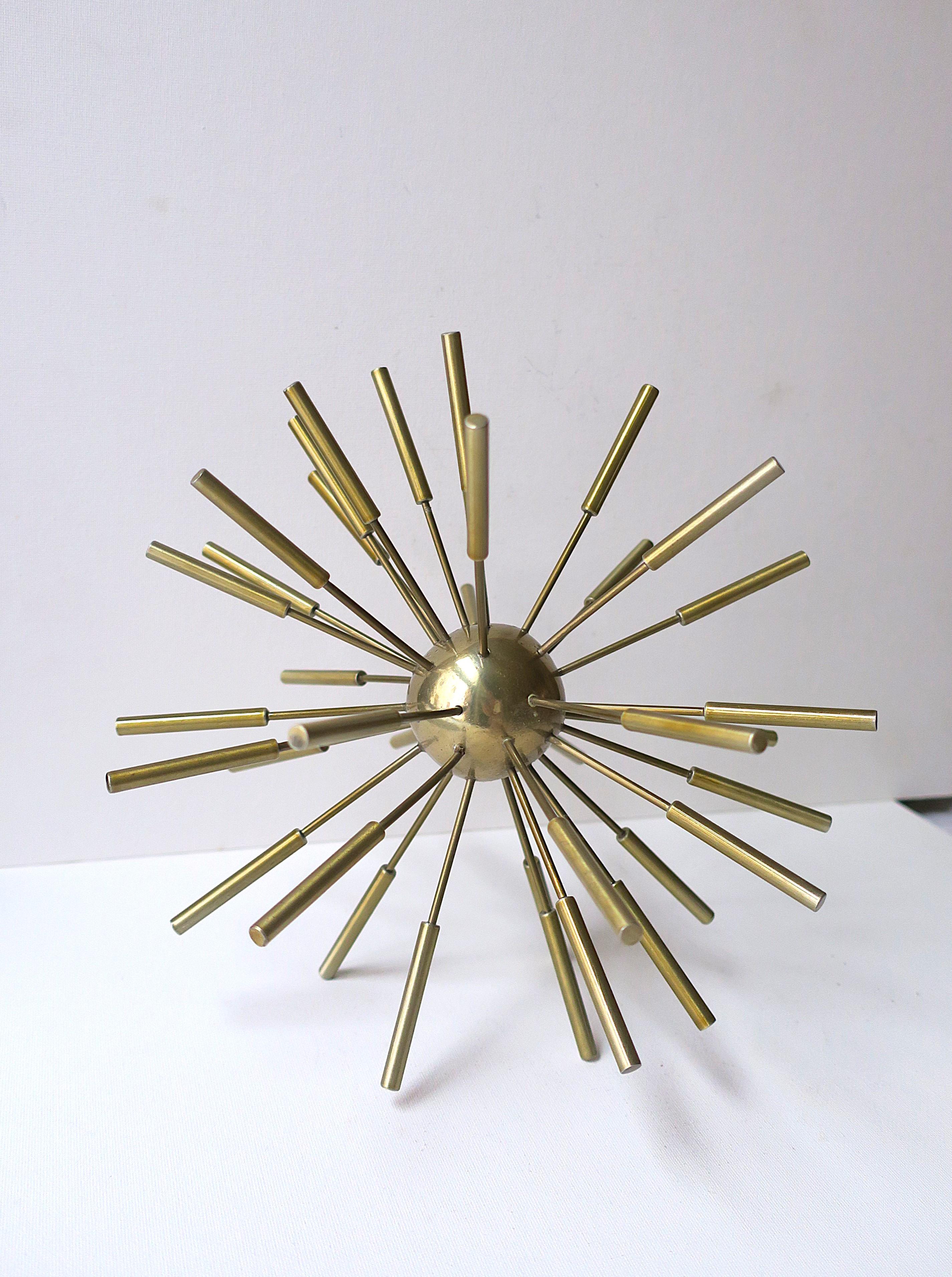 Objet décoratif Spoutnik sculpté en laiton en vente 2