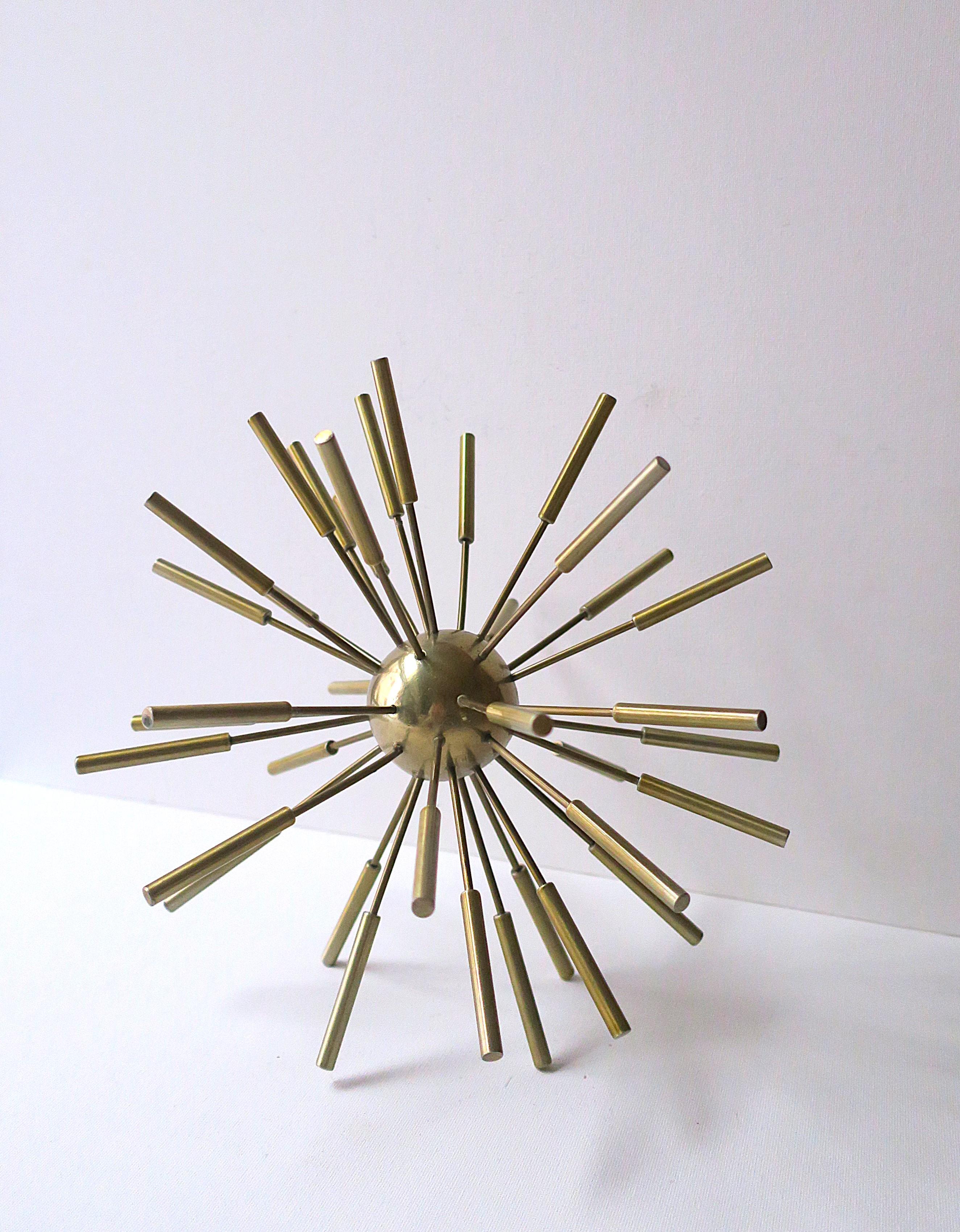 Objet décoratif Spoutnik sculpté en laiton en vente 3