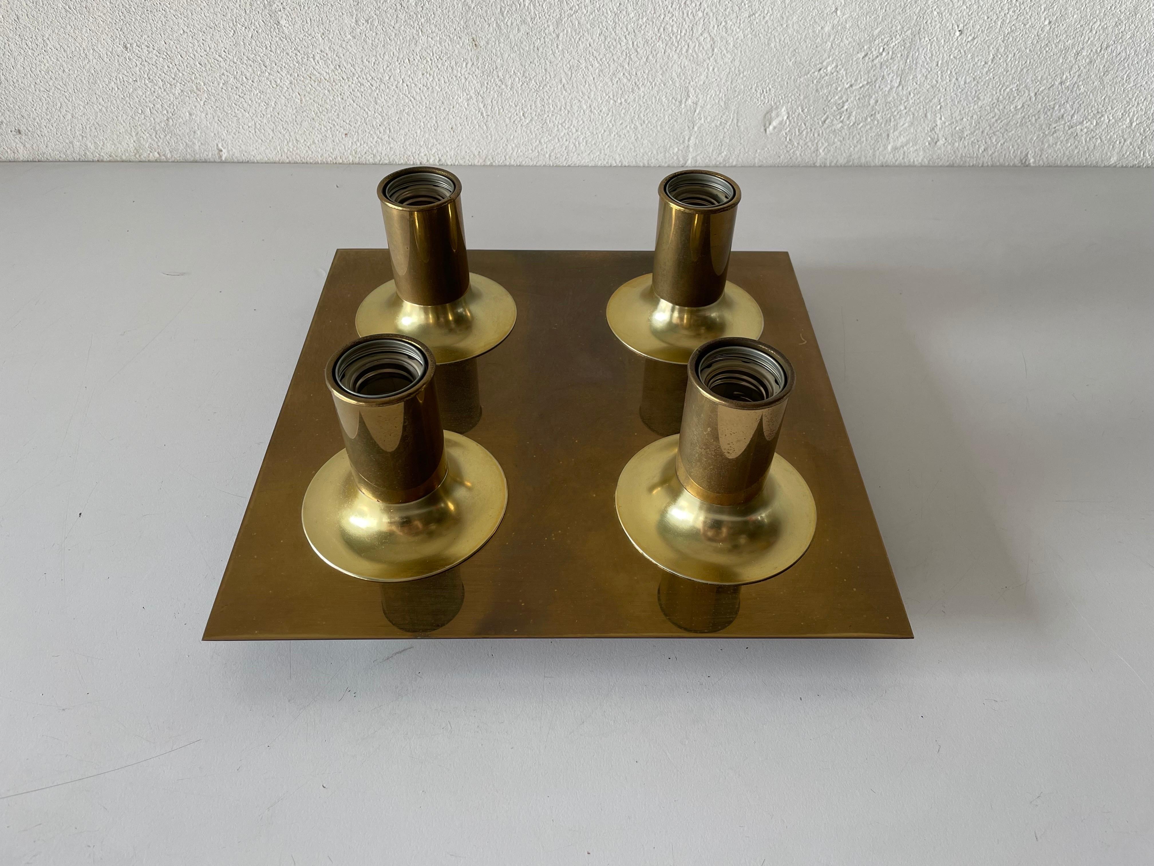 Brass square design 4 head ceiling lamp by Cosack, 1970s, Germany.

Designed and manufactured for Gebrüder Cosack.

Rare Minimalist design flushmount or wall lamp
Original label on the backside of the lamp.


Lamp is in very good condition.