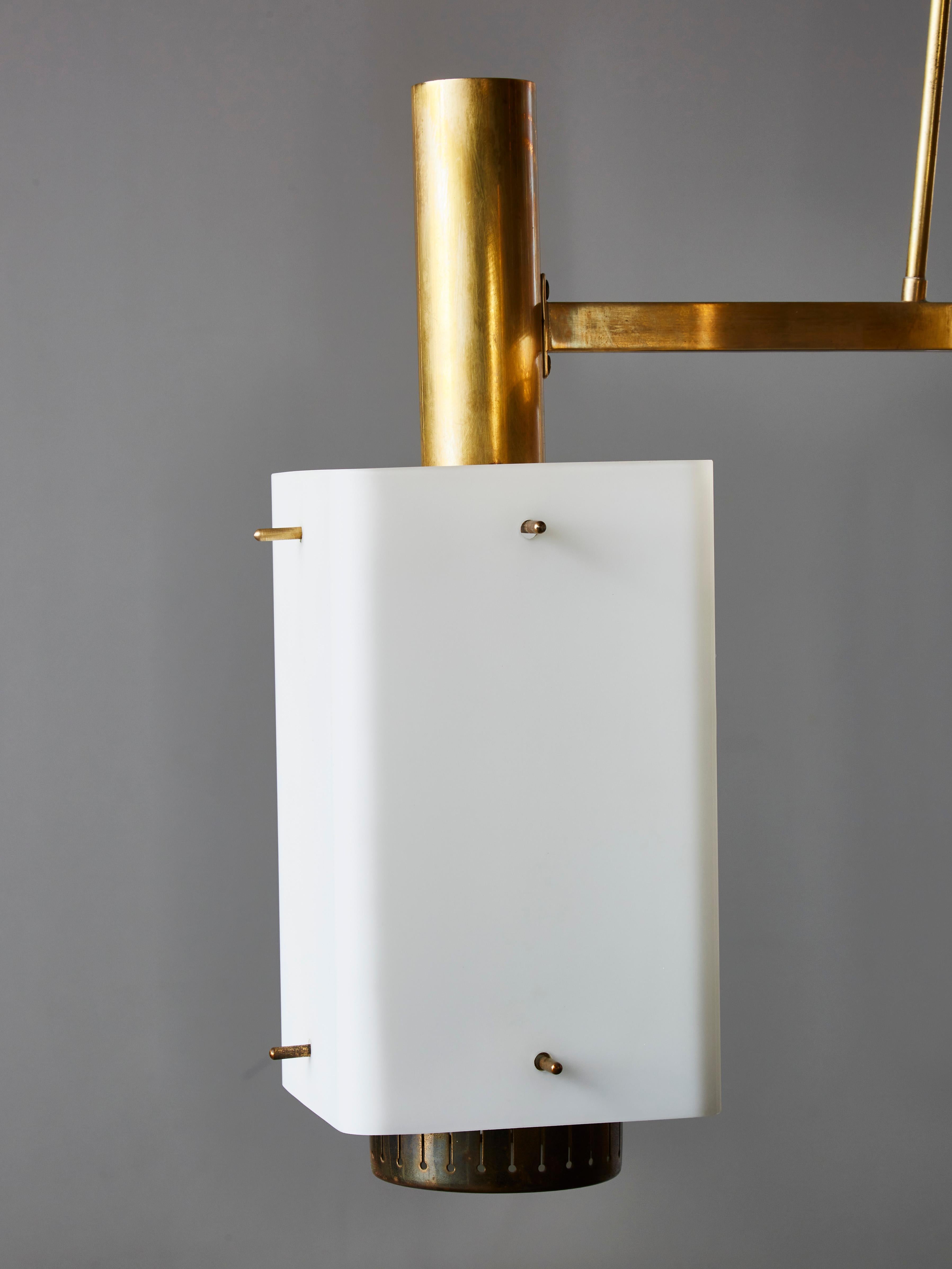 Metà XX secolo Lampadario Stilnovo quadrato in ottone con scendiletto in vetro opalino in vendita
