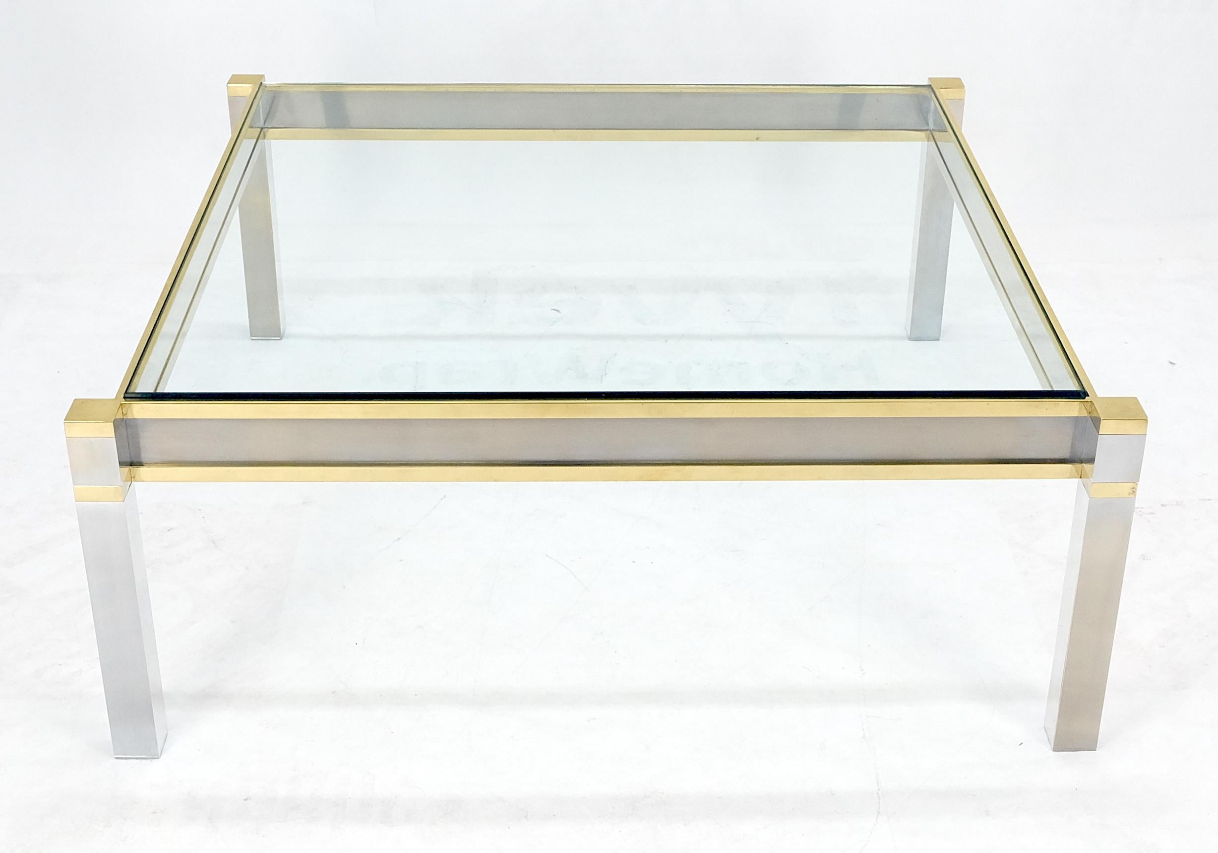 Mid-Century Modern Table basse carrée mi-siècle moderne MINT en laiton, acier inoxydable et verre de 44 pouces en vente