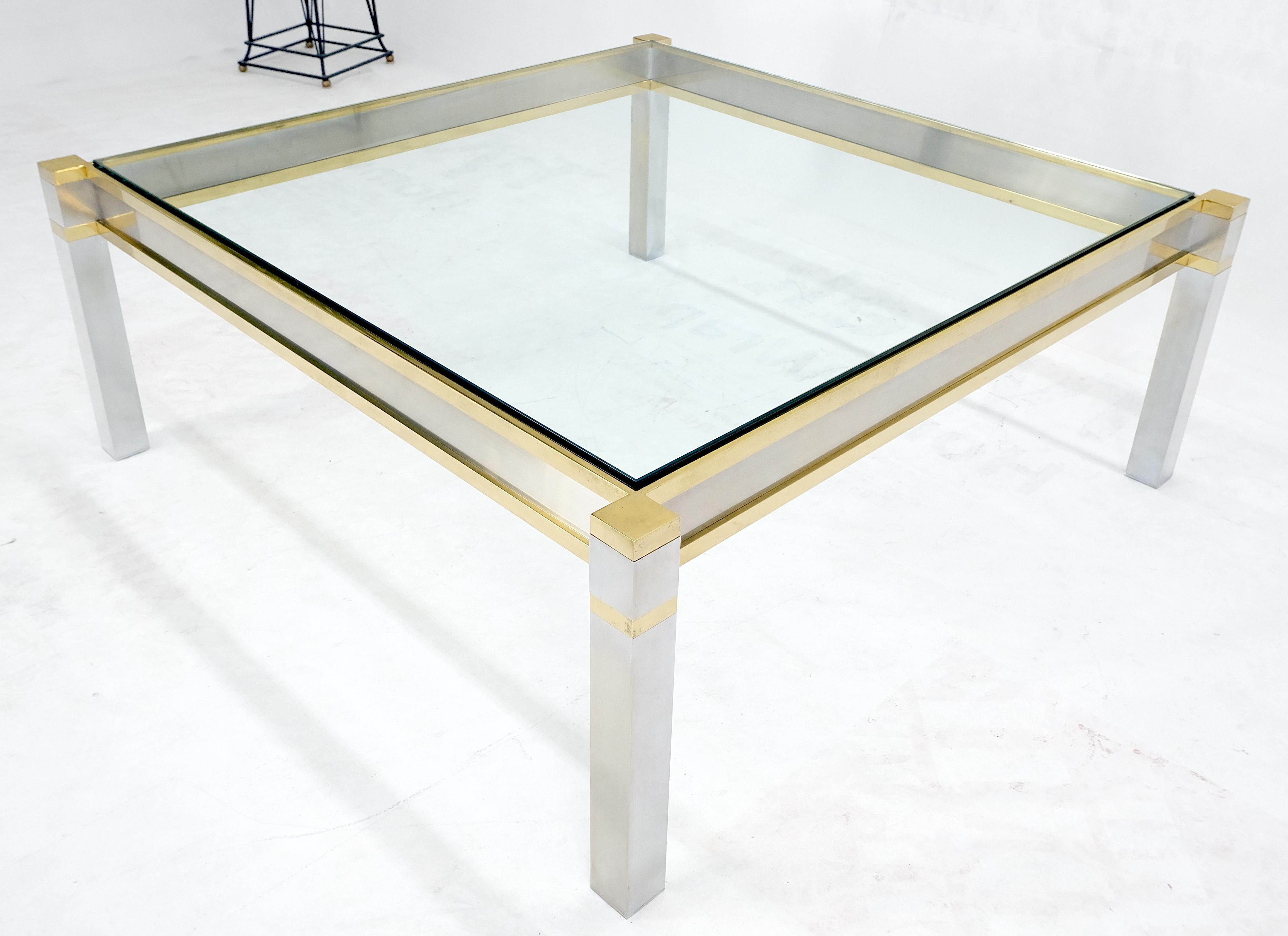 Table basse carrée mi-siècle moderne MINT en laiton, acier inoxydable et verre de 44 pouces Bon état - En vente à Rockaway, NJ