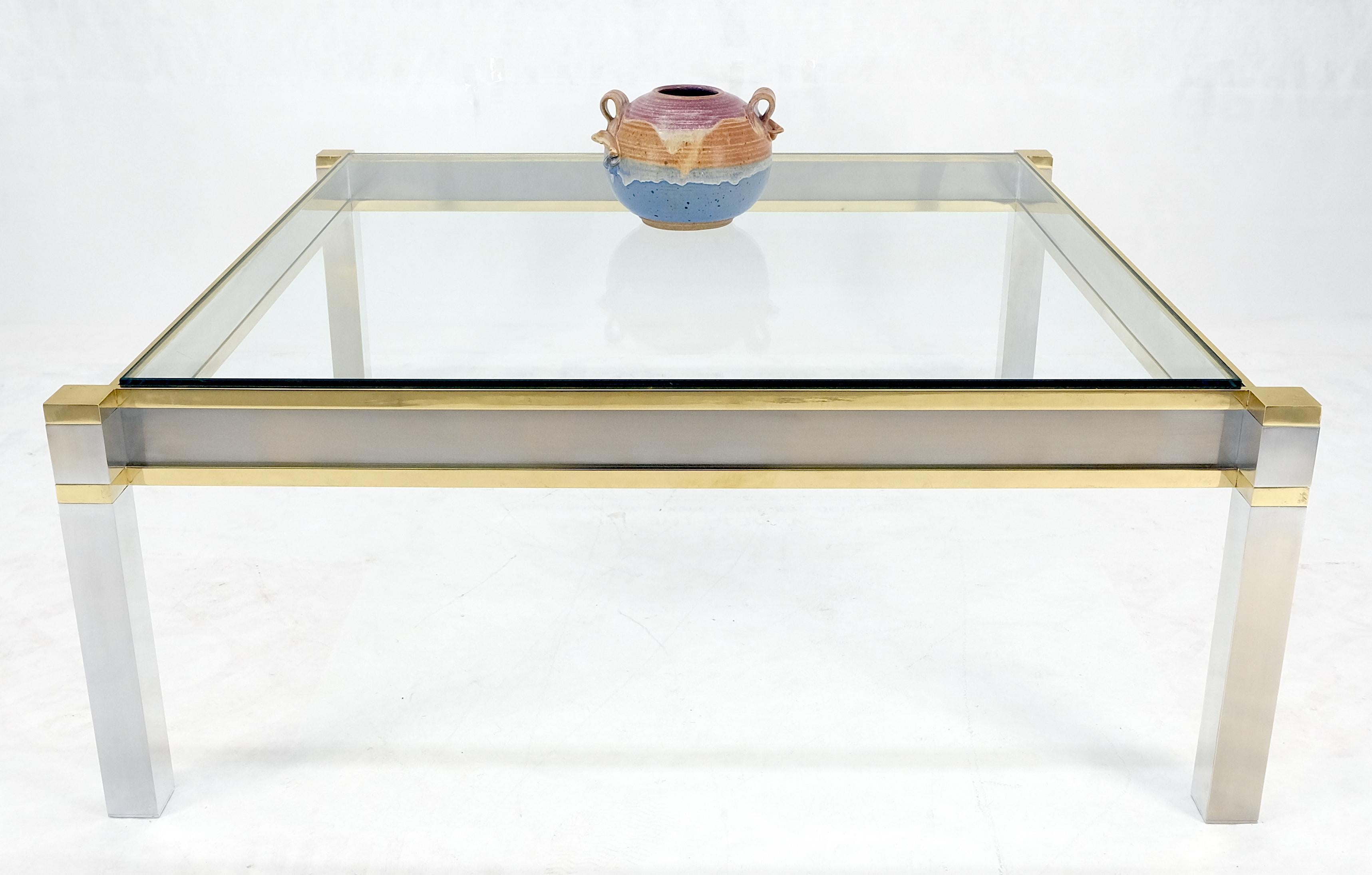 Laiton Table basse carrée mi-siècle moderne MINT en laiton, acier inoxydable et verre de 44 pouces en vente