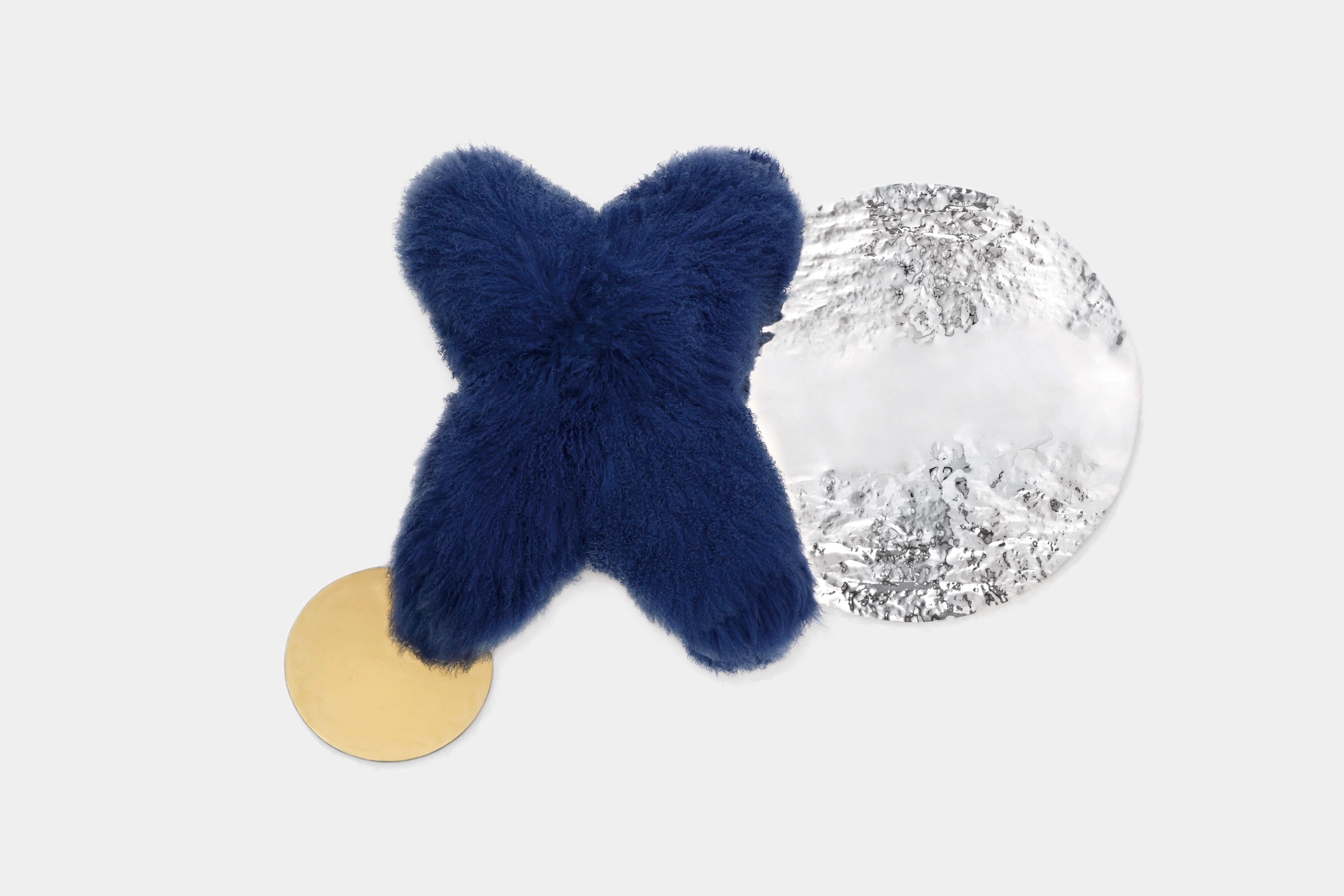 Specchio X-Miroir in ottone e lana inossidabile di Studio A
Edizione limitata di 8 esemplari
Dimensioni:  L 144 x P 29.7 x H 106.6 cm
Materiali: Ottone, Acciaio inossidabile, Lana. 

Informazioni su: Duenstudio è stato fondato in Francia nel 2023. I