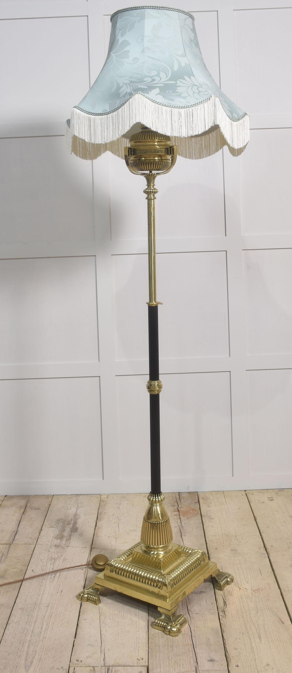 Lampada standard in ottone del XIX secolo. Con serbatoio decorato sopra la colonna corinzia ebanizzata e il gambo regolabile, su una grande base quadrata a gradini con piedi a zampa. La lampada è stata ricablata. Convertito per