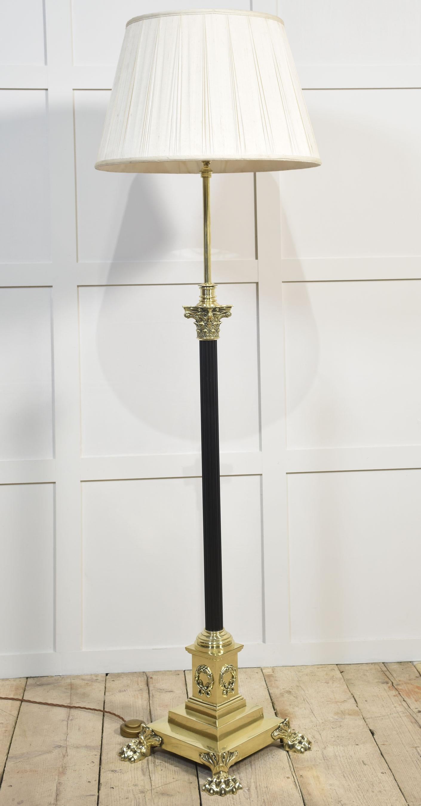 Lampe standard en laiton du 19e siècle. Colonne corinthienne et tige réglable, reposant sur une base carrée à gradins terminée par des pieds en patte d'oie. Transformé pour l'électricité.
Dimensions
Hauteur 52 pouces réglable jusqu'à 69