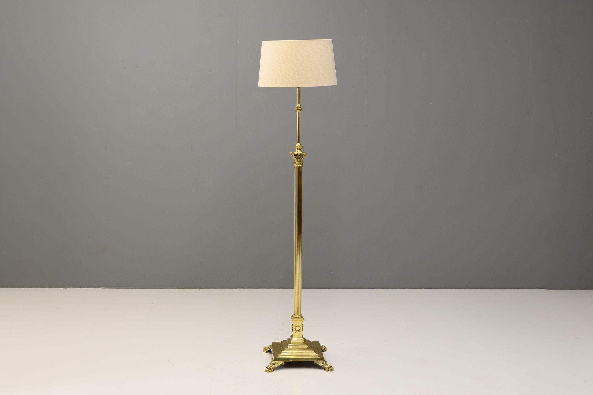 Lampadaire à colonne corinthienne réglable en laiton sur pieds griffus. L'abat-jour n'est pas inclus. Circa 1890
H 167/208cm x L 39cm x P 39cm