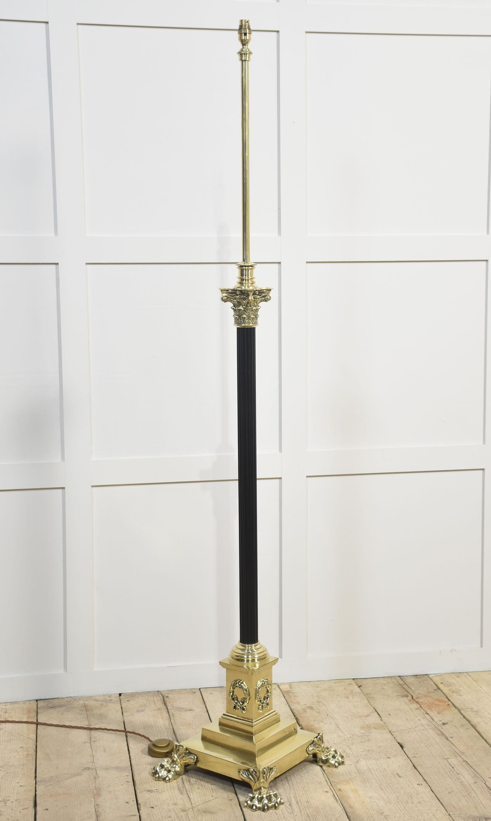 Lampe standard en laiton en vente 1
