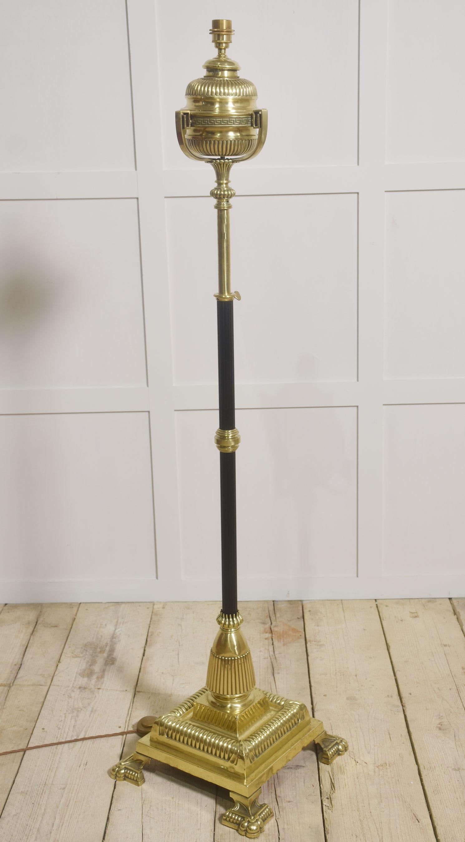 Lampada standard in ottone in vendita 2